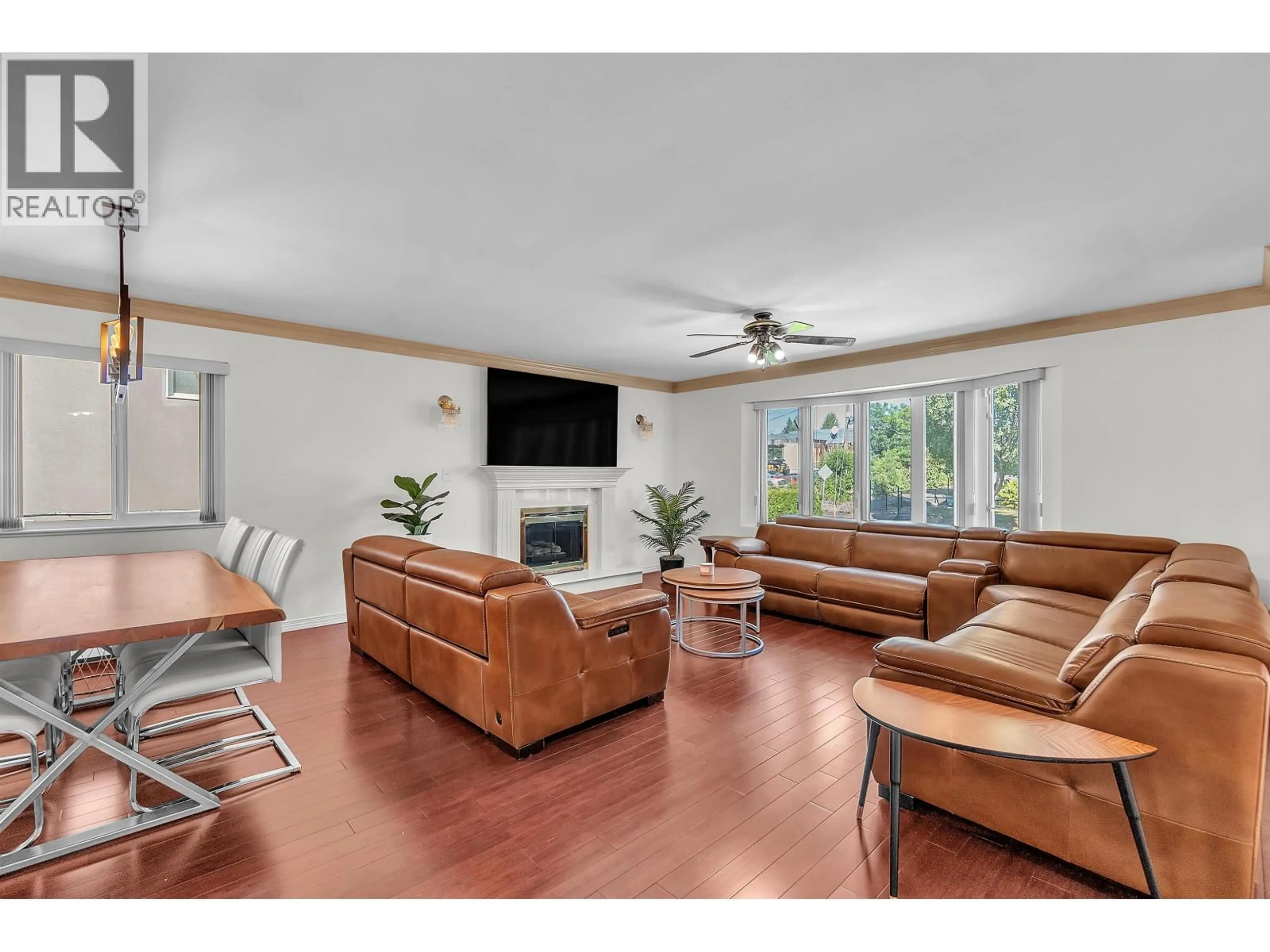 Living room with furniture, unknown for 7922 16 AVENUE, Burnaby British Columbia V3N1R3