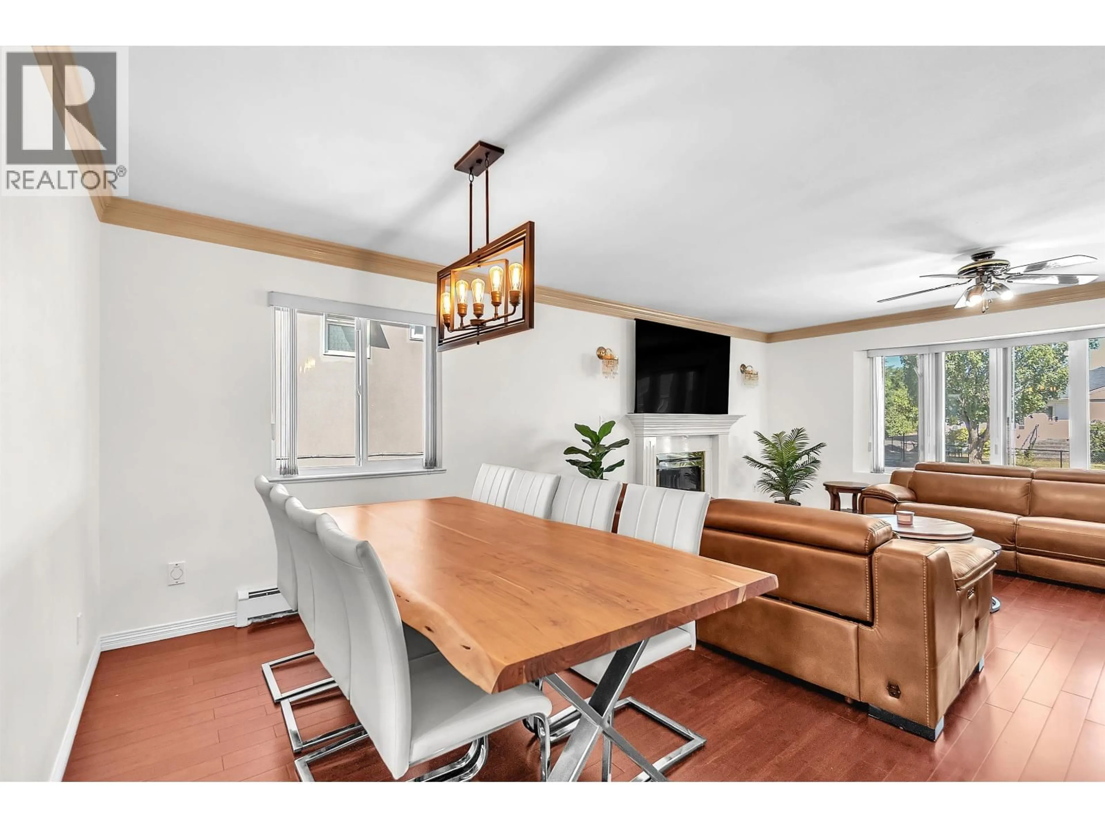 Dining room, wood/laminate floor for 7922 16 AVENUE, Burnaby British Columbia V3N1R3