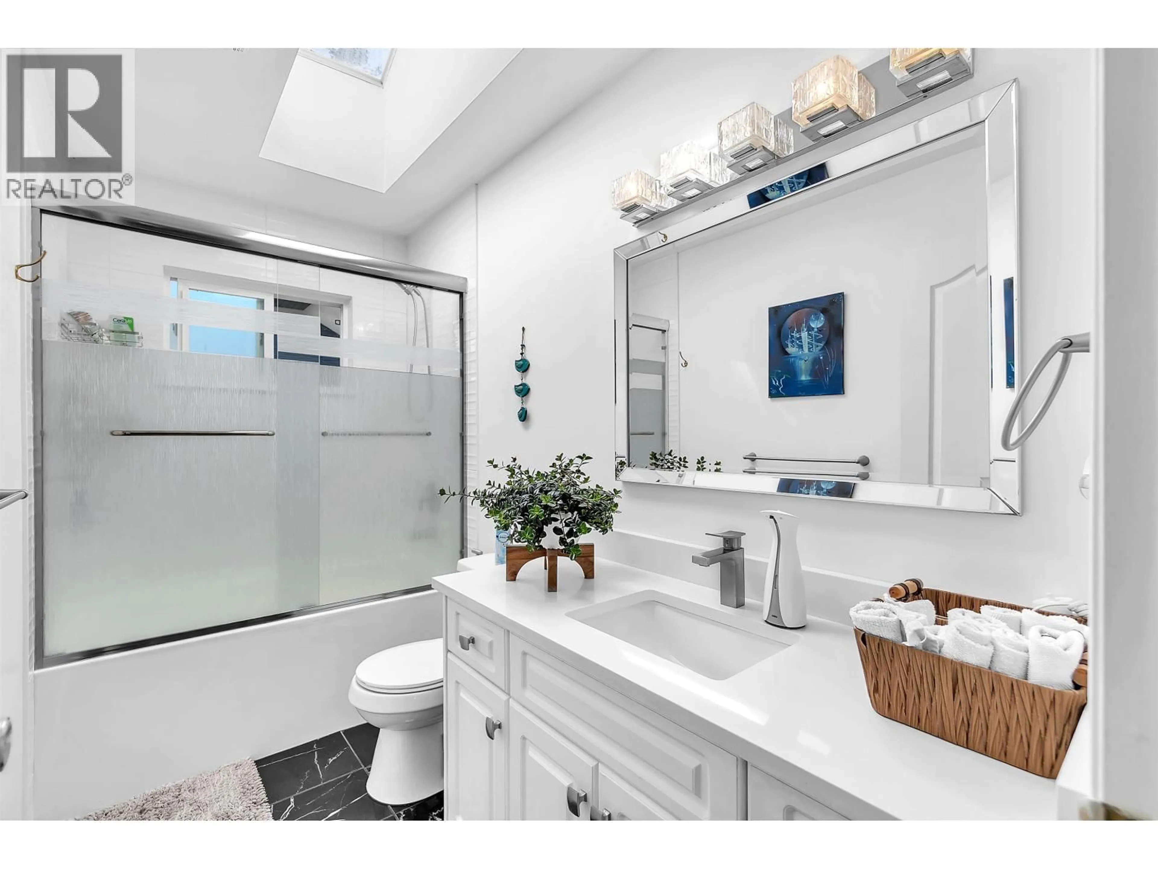 Contemporary bathroom, ceramic/tile floor for 7922 16 AVENUE, Burnaby British Columbia V3N1R3