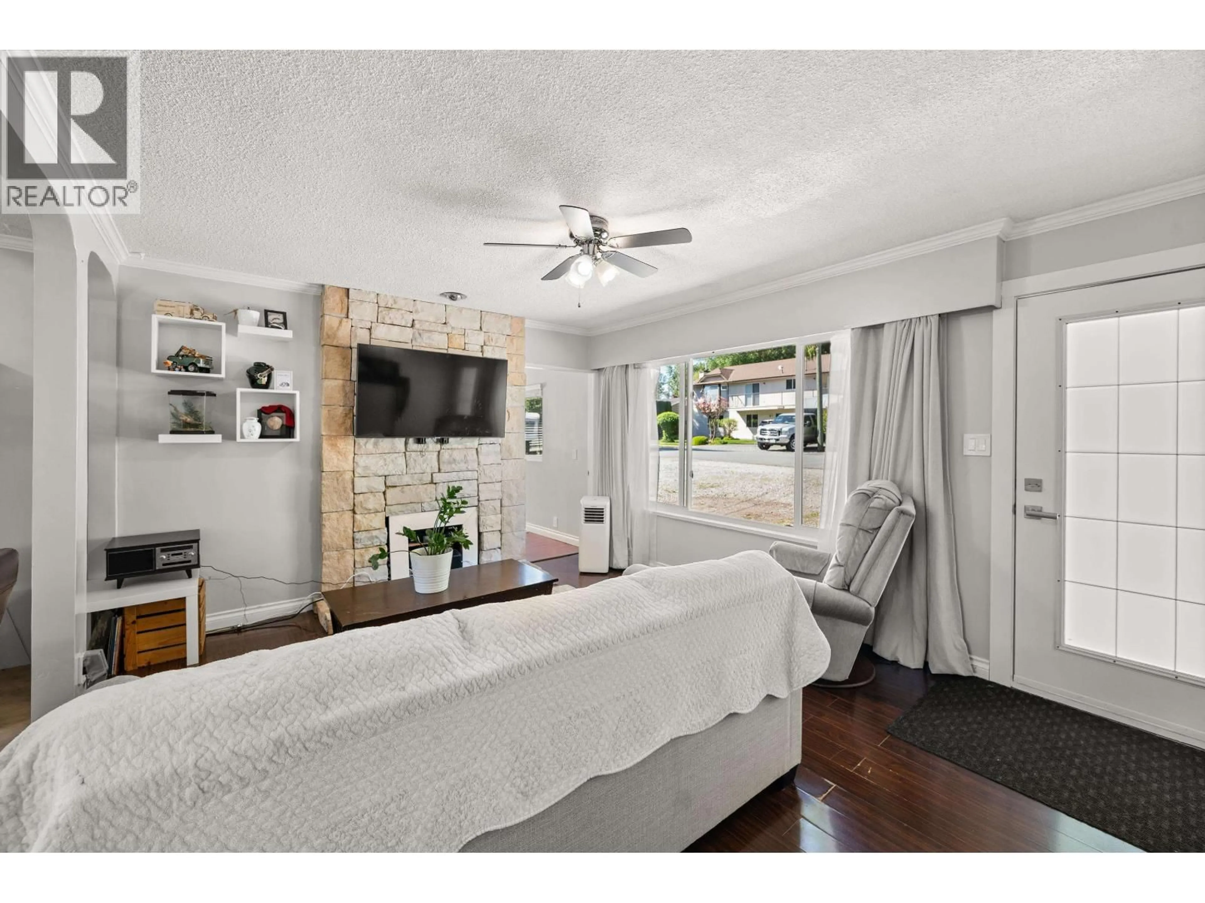 Living room with furniture, wood/laminate floor for 24898 122 AVENUE, Maple Ridge British Columbia V4R2A1