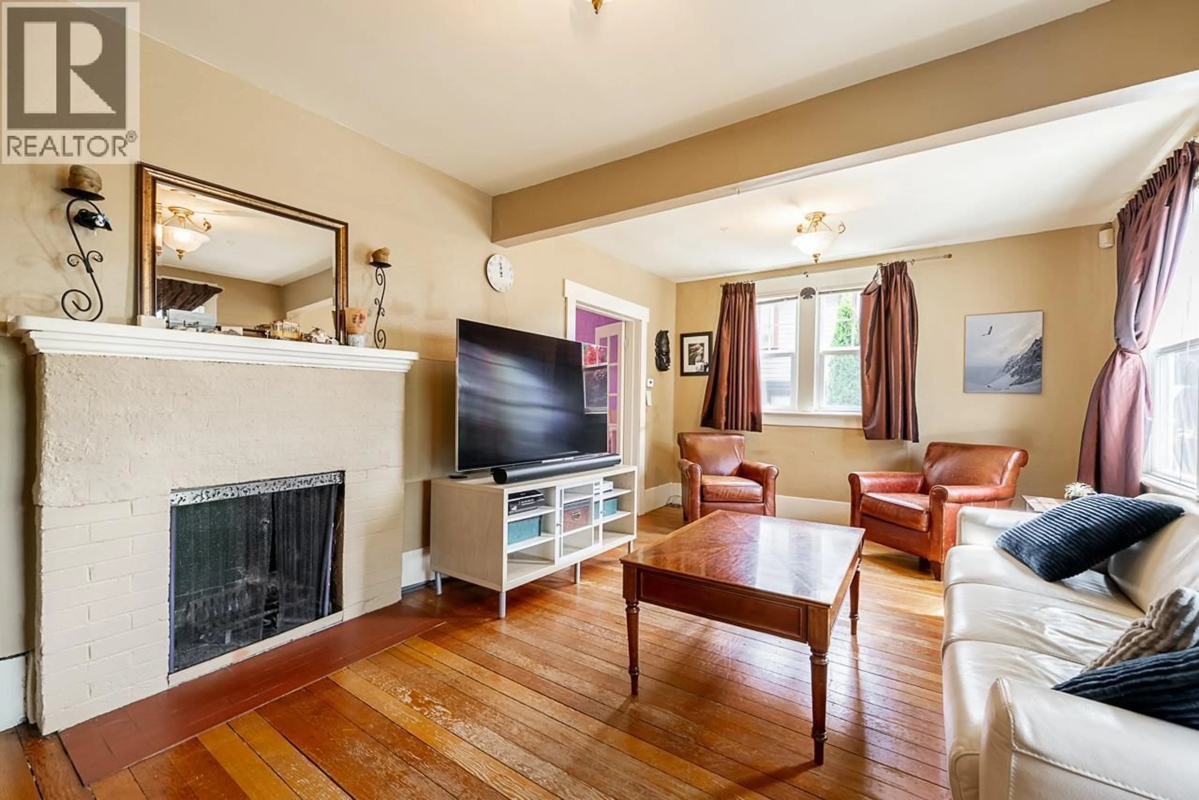 Living room with furniture, wood/laminate floor for 264 QUEENS ROAD, North Vancouver British Columbia V7N2K5