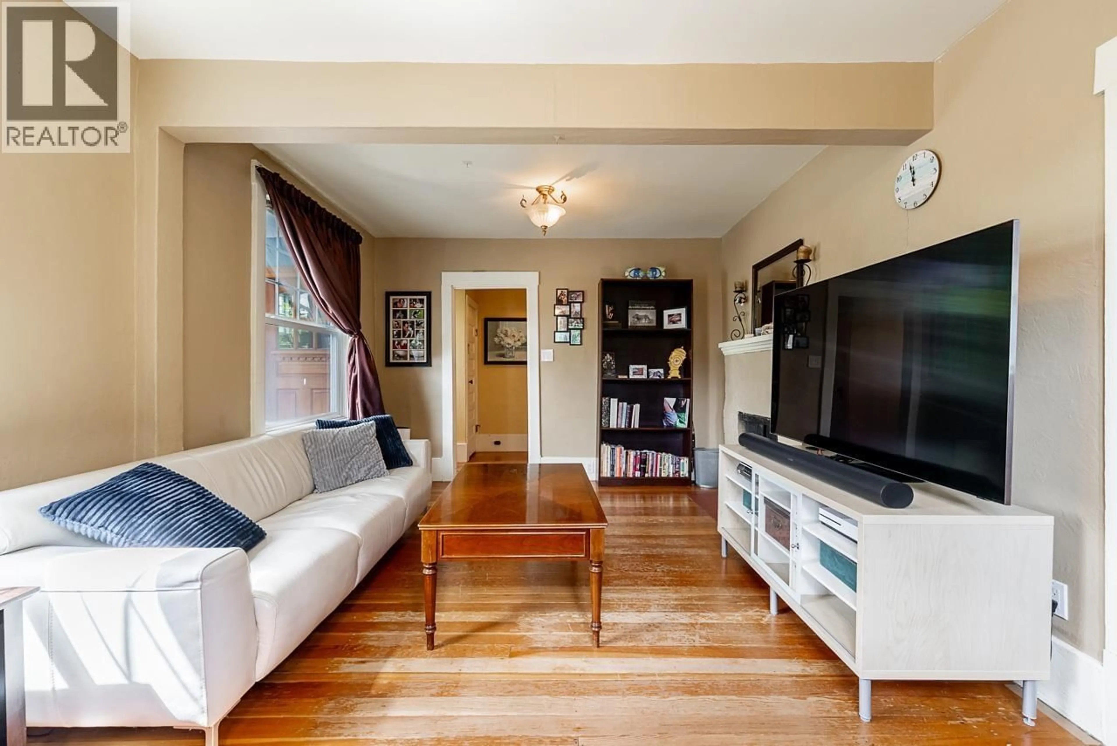 Living room with furniture, wood/laminate floor for 264 QUEENS ROAD, North Vancouver British Columbia V7N2K5