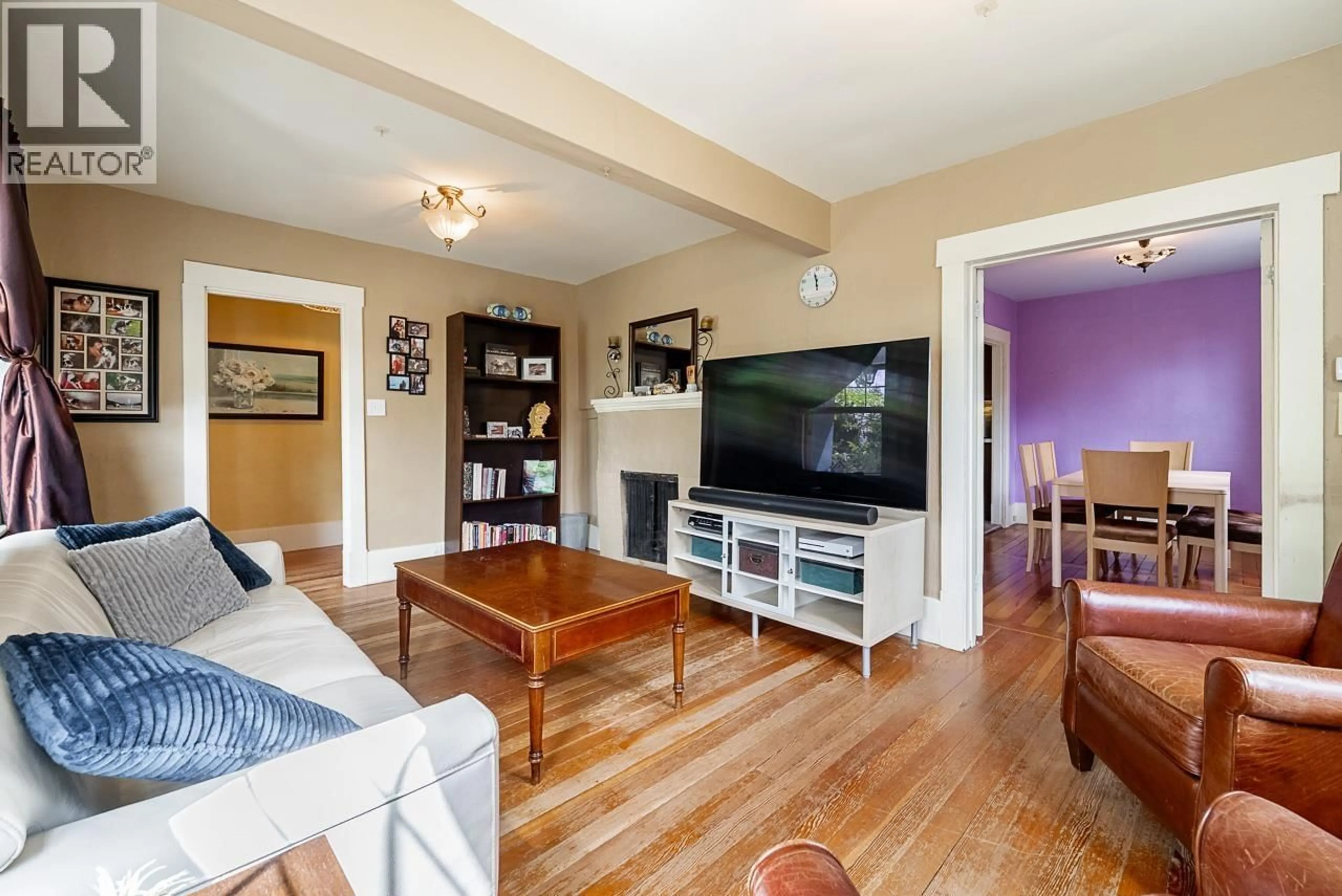 Living room with furniture, wood/laminate floor for 264 QUEENS ROAD, North Vancouver British Columbia V7N2K5