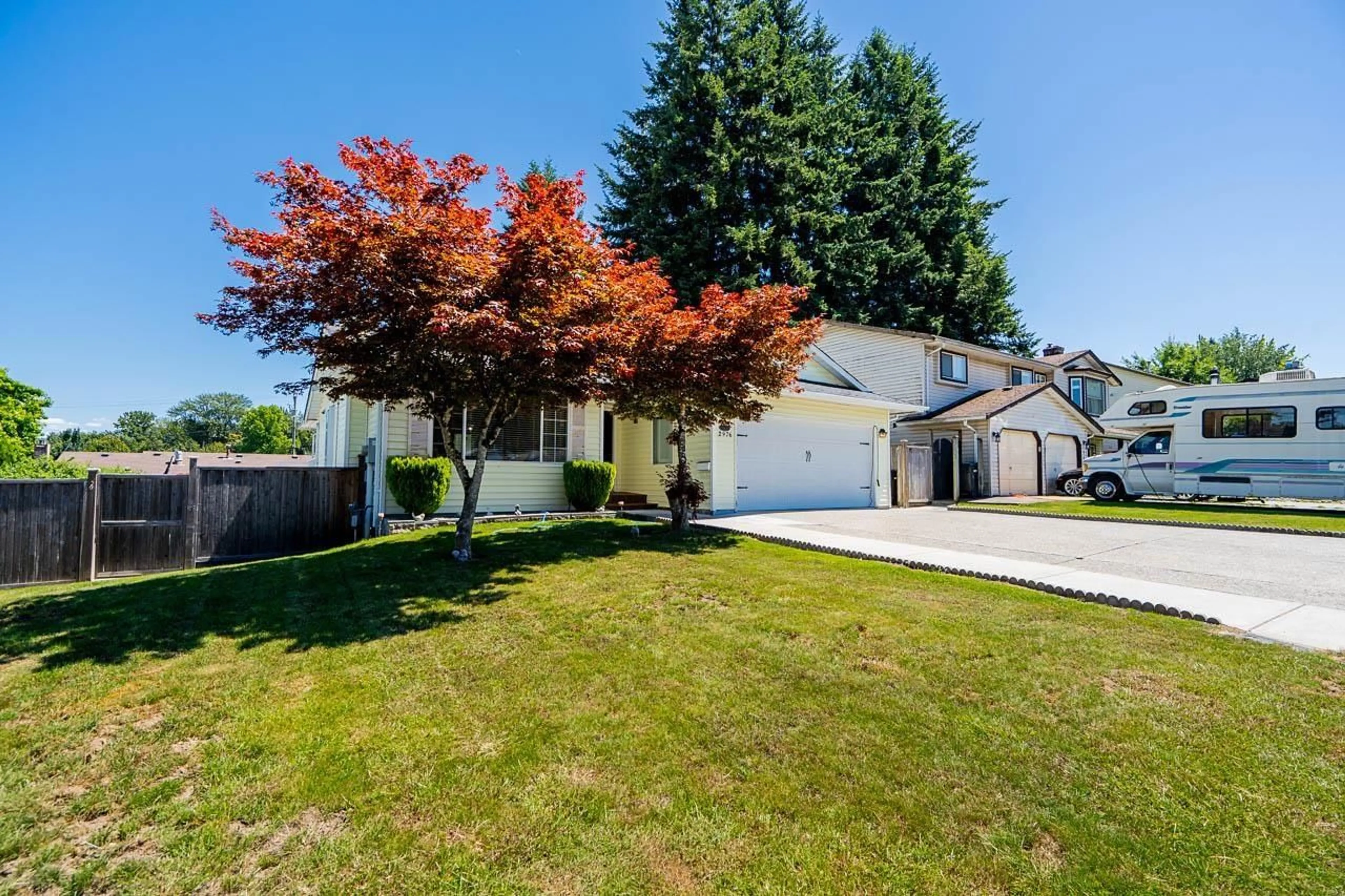 A pic from outside/outdoor area/front of a property/back of a property/a pic from drone, street for 2976 WILLBAND STREET, Abbotsford British Columbia V2S5V7