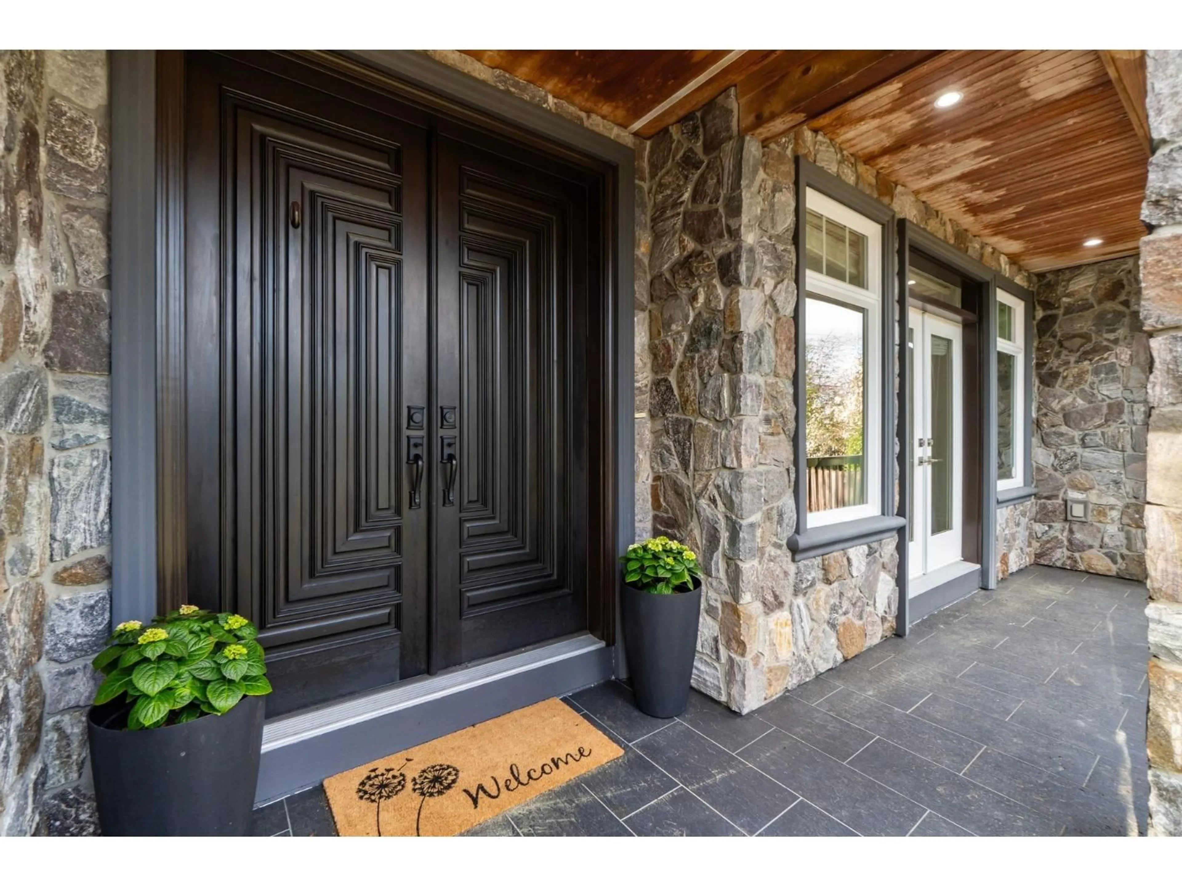 Indoor entryway for 13101 14 AVENUE, Surrey British Columbia V4A1G6