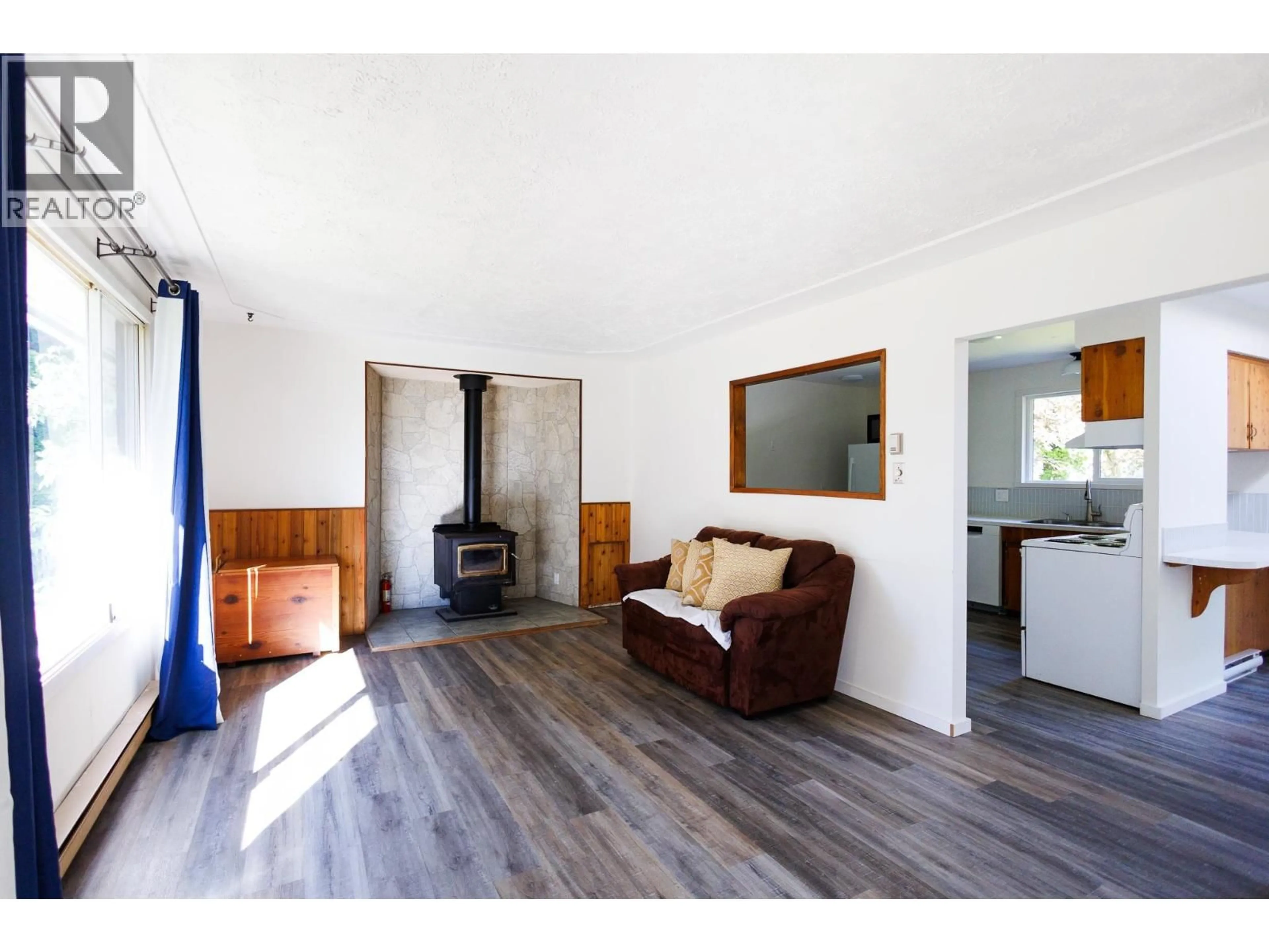 Living room with furniture, wood/laminate floor for 6182 KILBY ROAD, Terrace British Columbia V8G0E1