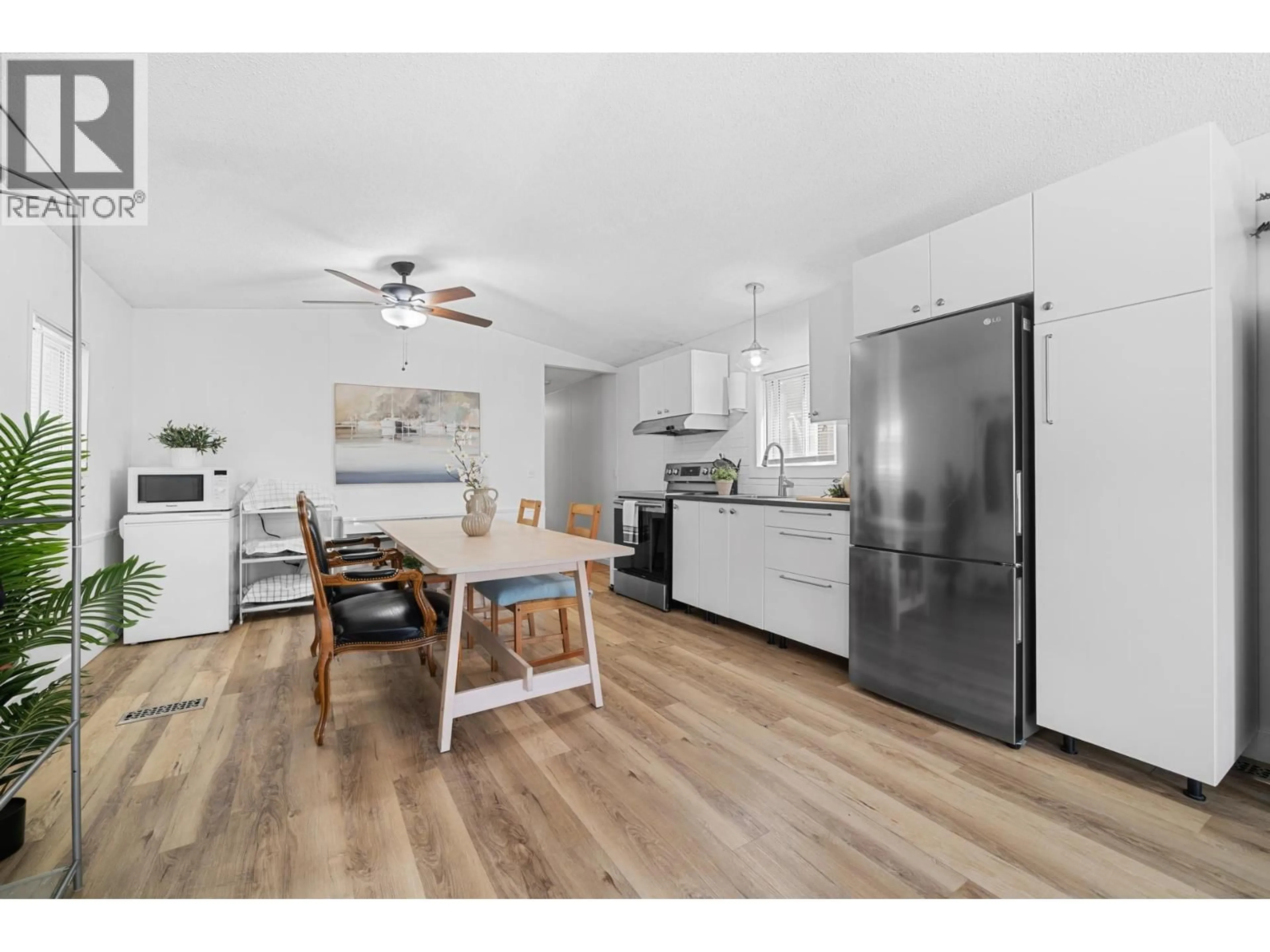 Open concept kitchen, wood/laminate floor for 86 - 3295 SUNNYSIDE ROAD, Anmore British Columbia V3H4Z4