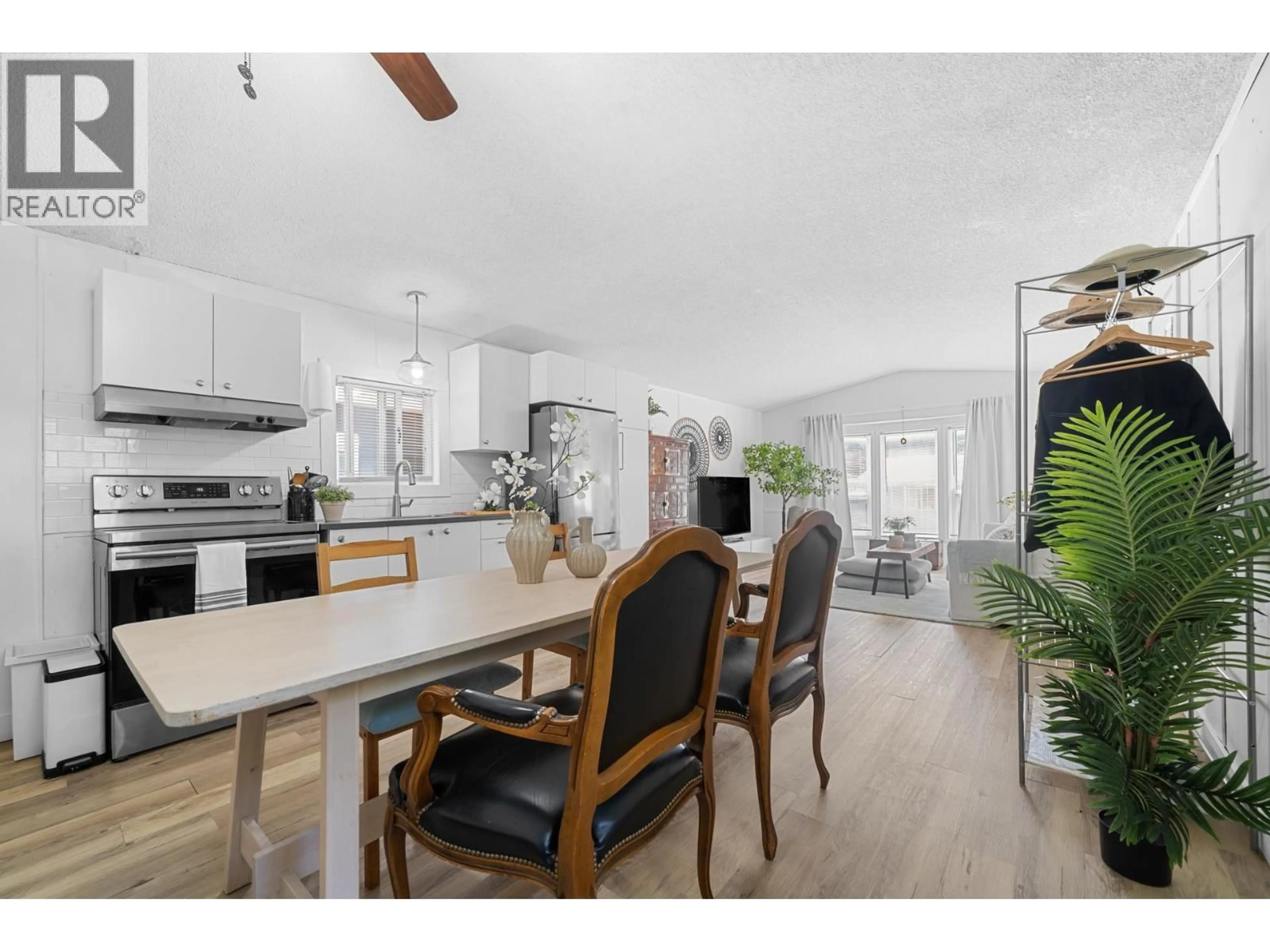 Open concept kitchen, wood/laminate floor for 86 - 3295 SUNNYSIDE ROAD, Anmore British Columbia V3H4Z4