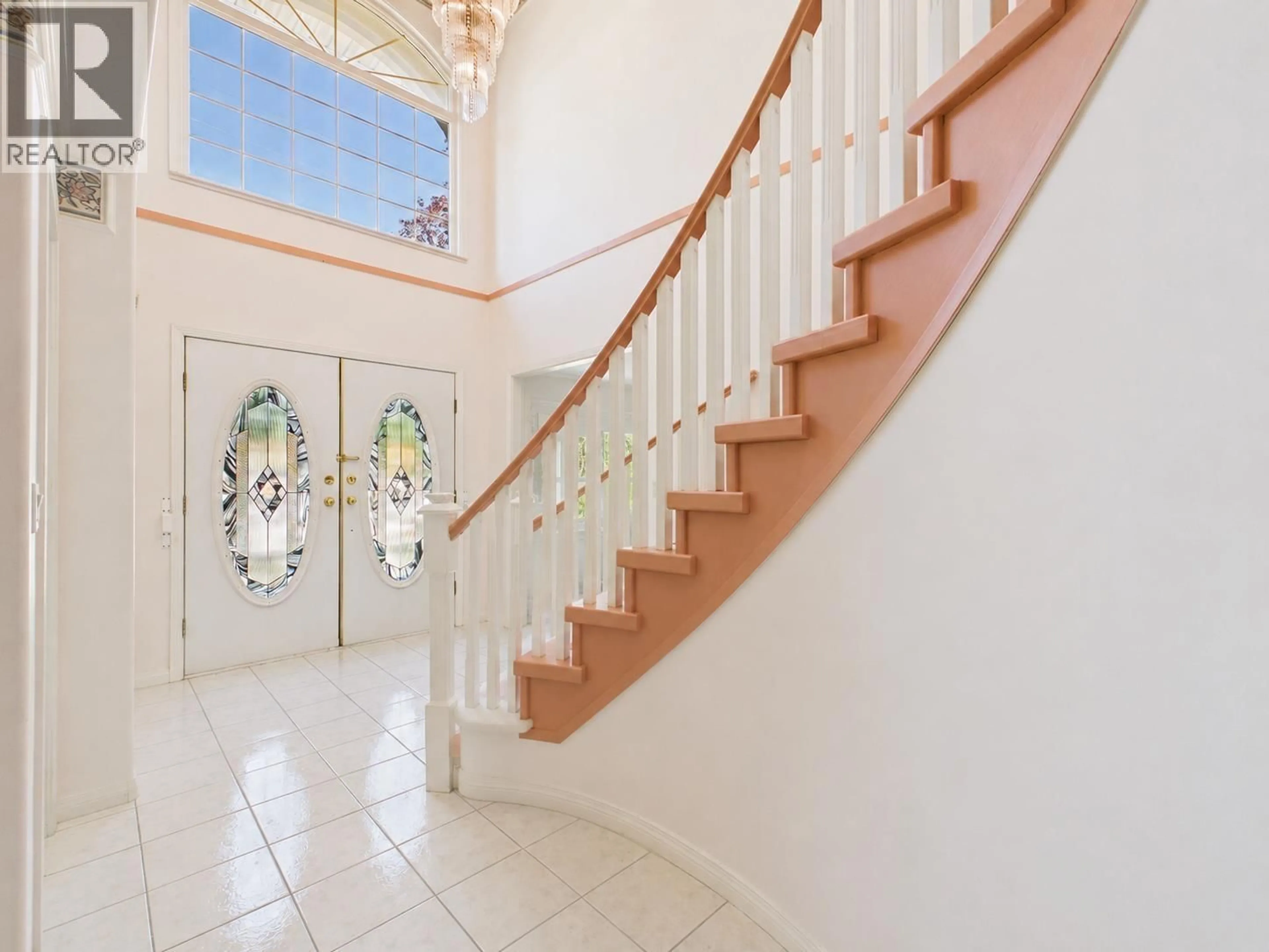 Indoor foyer for 6818 GILLEY AVENUE, Burnaby British Columbia V5J4W7