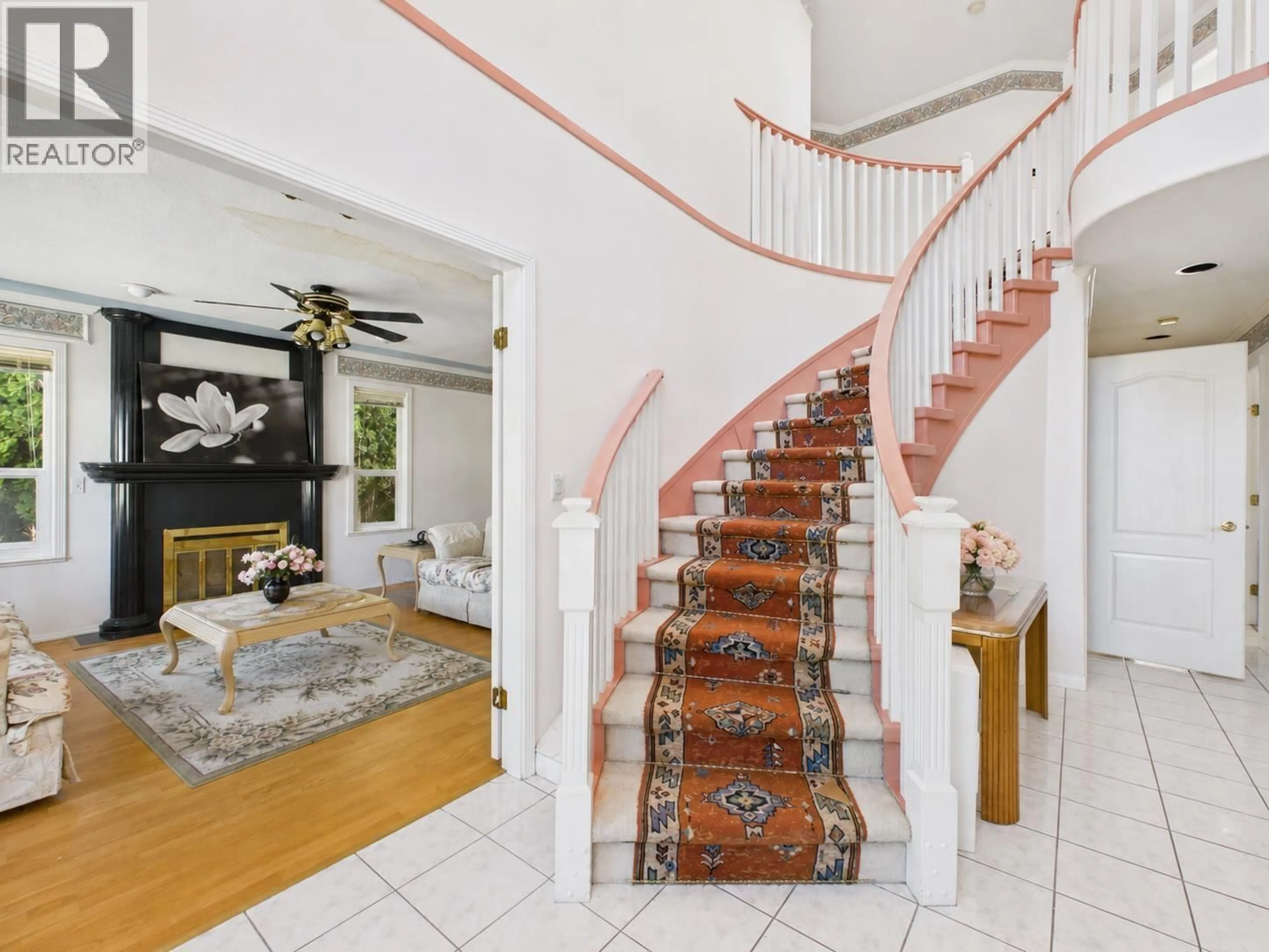Indoor foyer for 6818 GILLEY AVENUE, Burnaby British Columbia V5J4W7