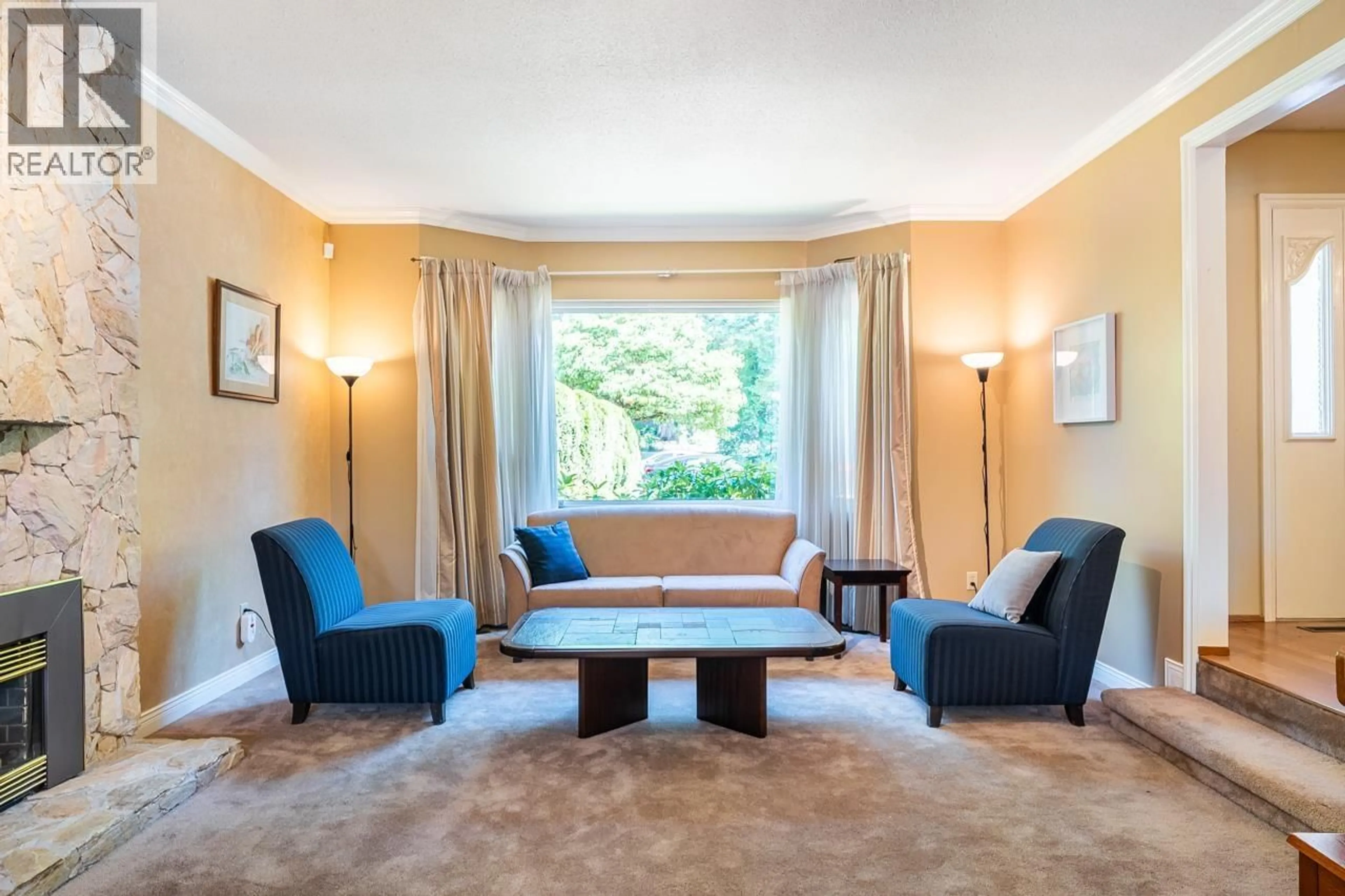 Living room with furniture, carpet floor for 382 BALFOUR DRIVE, Coquitlam British Columbia V3K6C5