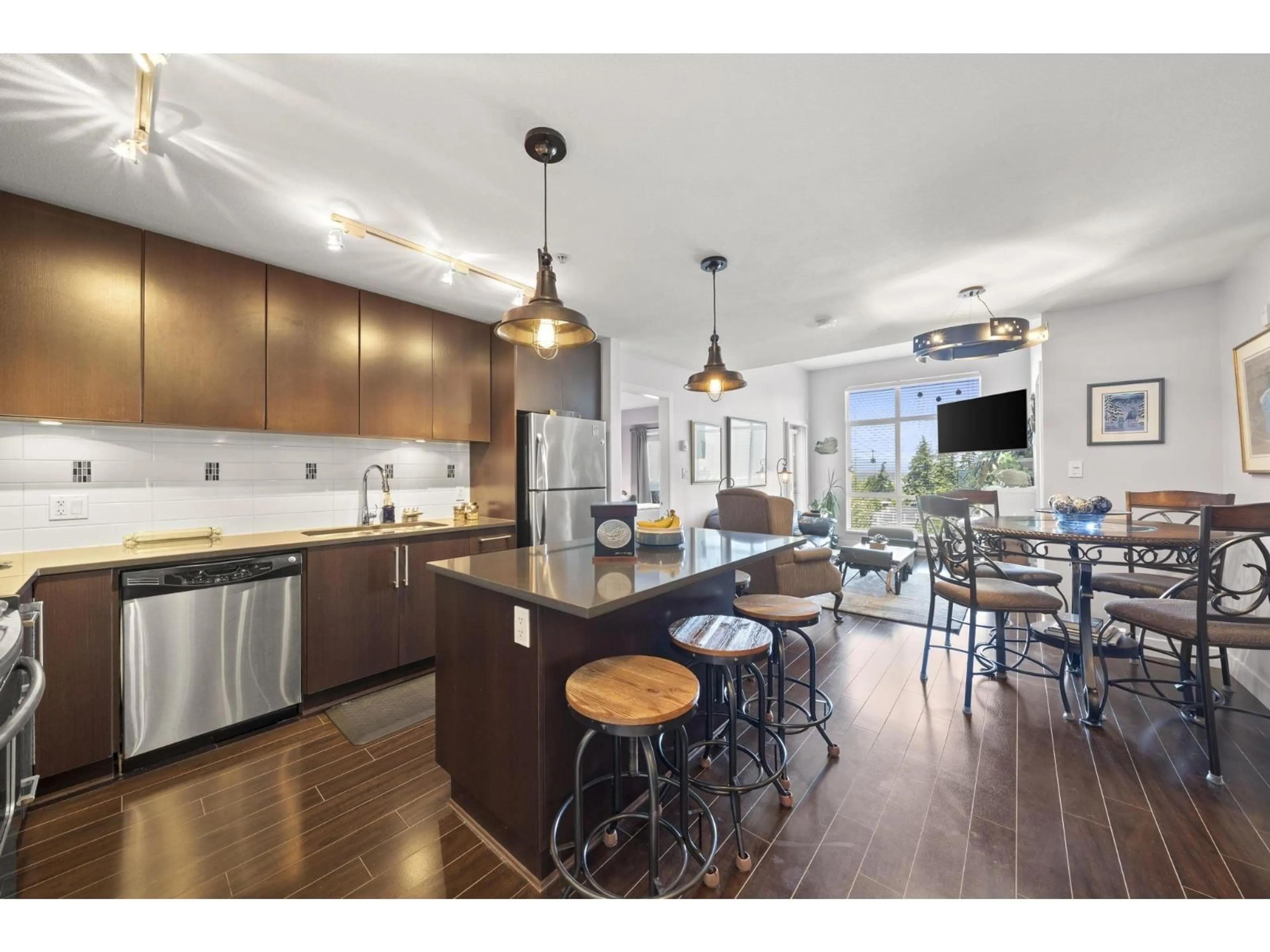 Open concept kitchen, wood/laminate floor for 439 - 15850 26 AVENUE, Surrey British Columbia V3S2N6