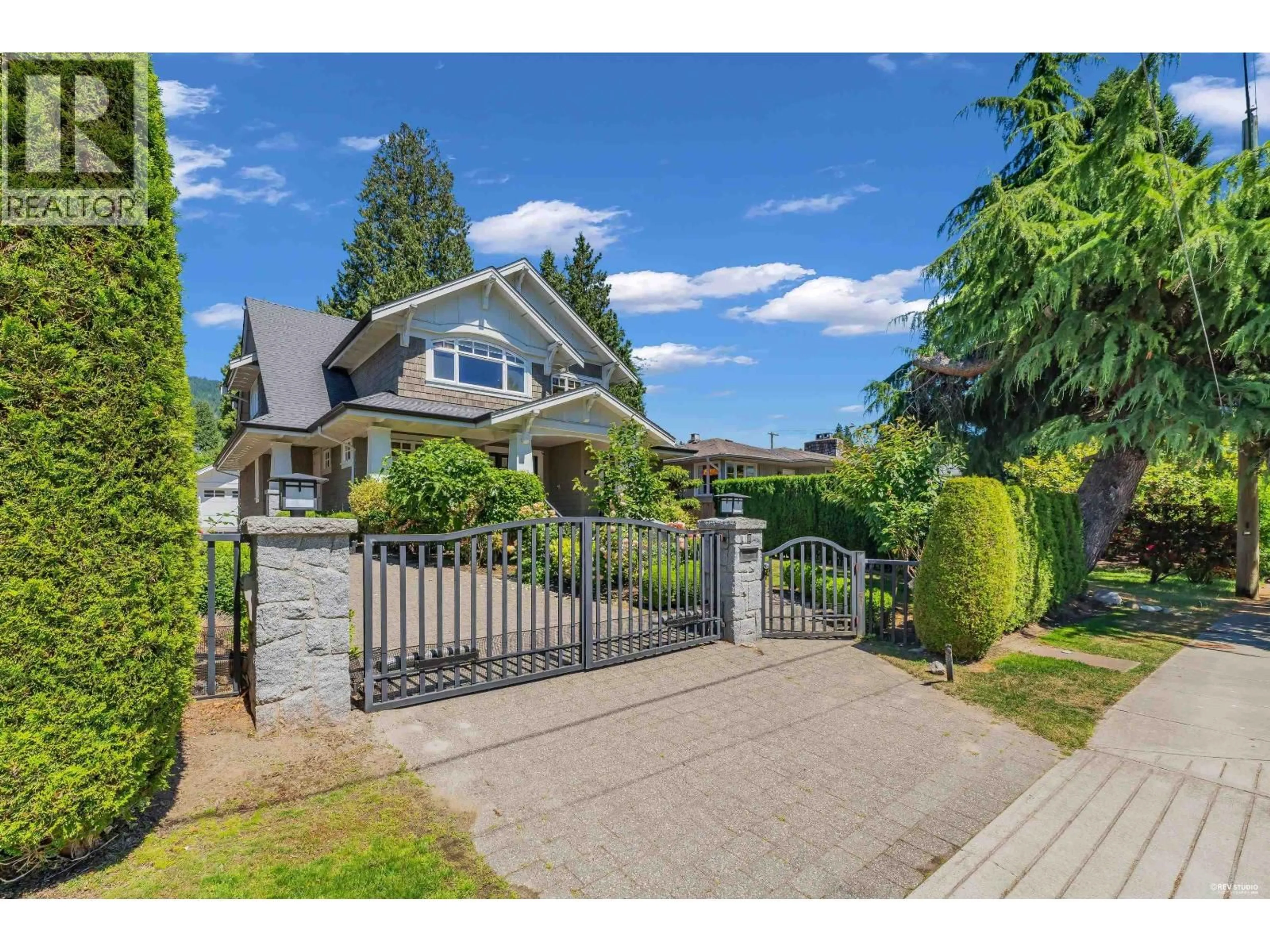 A pic from outside/outdoor area/front of a property/back of a property/a pic from drone, street for 2213 JEFFERSON AVENUE, West Vancouver British Columbia V7V2A9