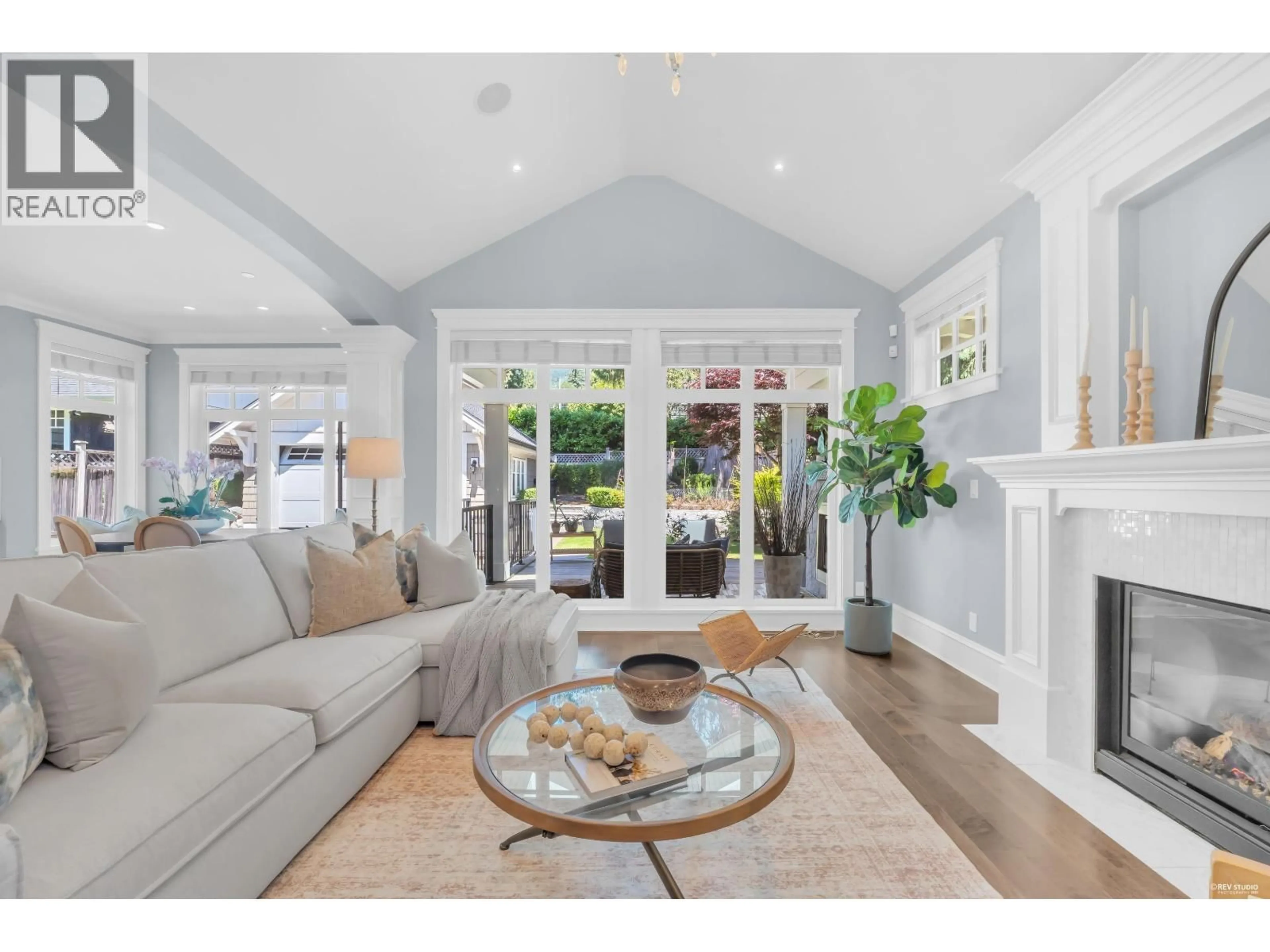 Living room with furniture, unknown for 2213 JEFFERSON AVENUE, West Vancouver British Columbia V7V2A9