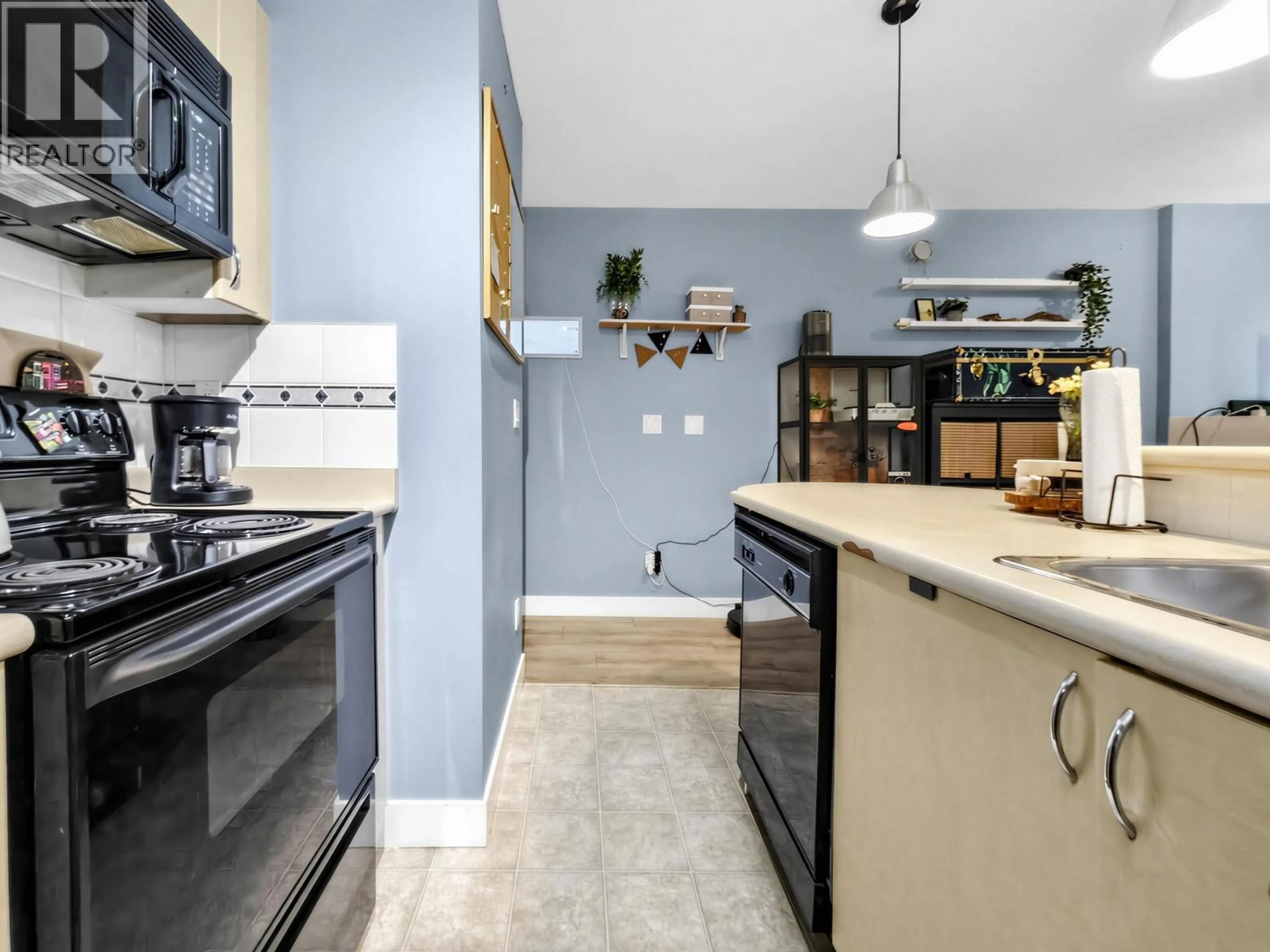 Open concept kitchen, ceramic/tile floor for 514 - 528 ROCHESTER AVENUE, Coquitlam British Columbia V3K7A5