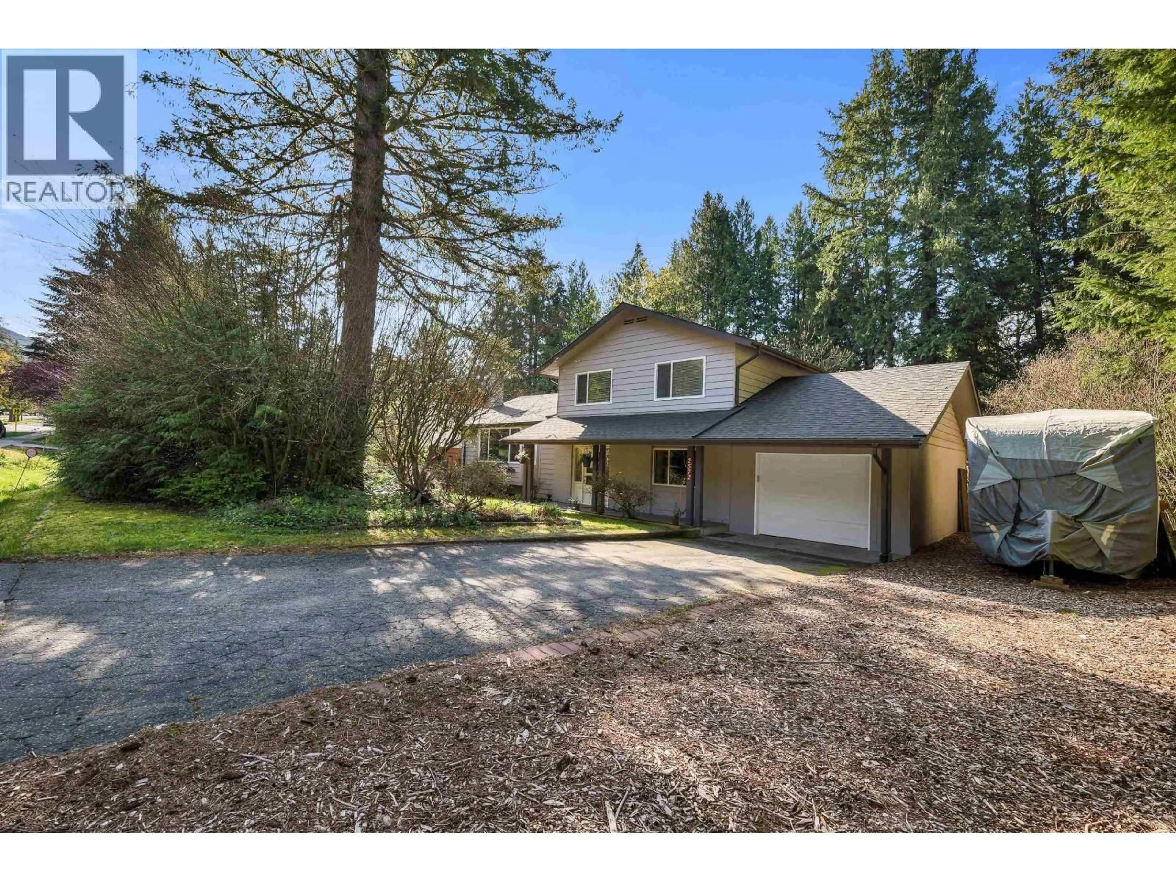 A pic from outside/outdoor area/front of a property/back of a property/a pic from drone, street for 2572 THE BOULEVARD, Squamish British Columbia V0N1T0