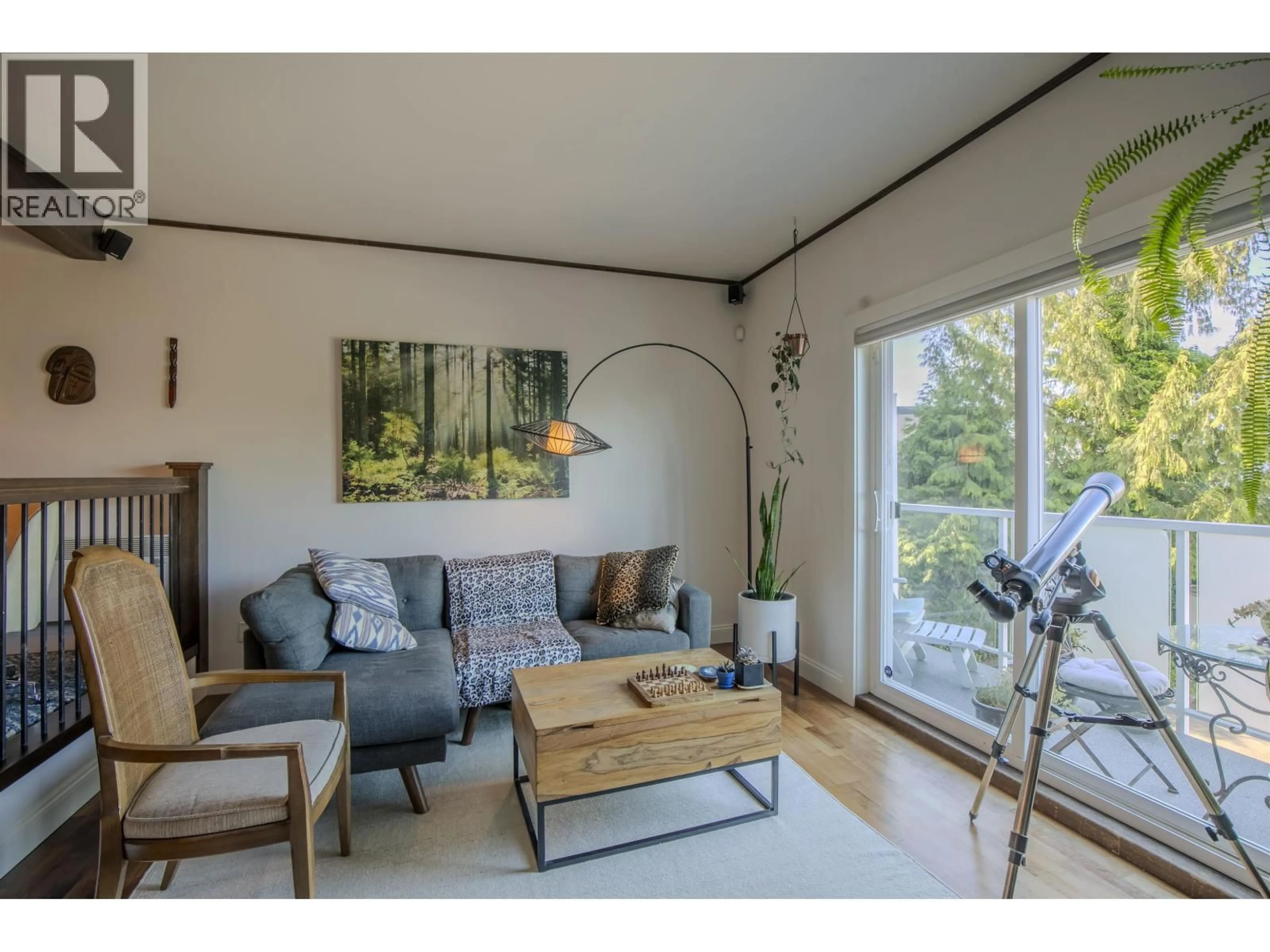 Living room with furniture, wood/laminate floor for 5 - 350 CENTRE ROAD, Lions Bay British Columbia V0N2E0