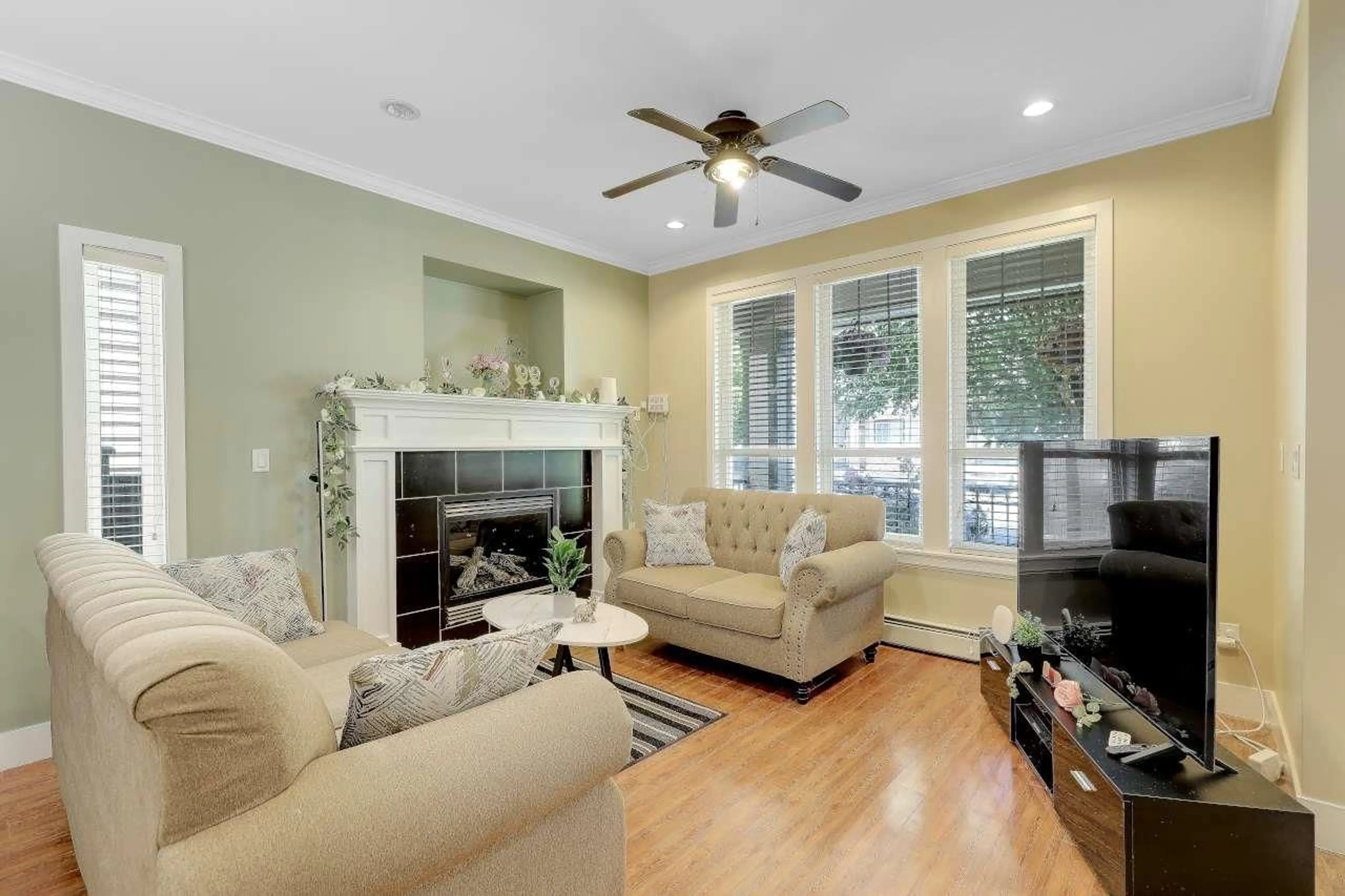 Living room with furniture, unknown for 13542 80A AVENUE, Surrey British Columbia V3W8A6
