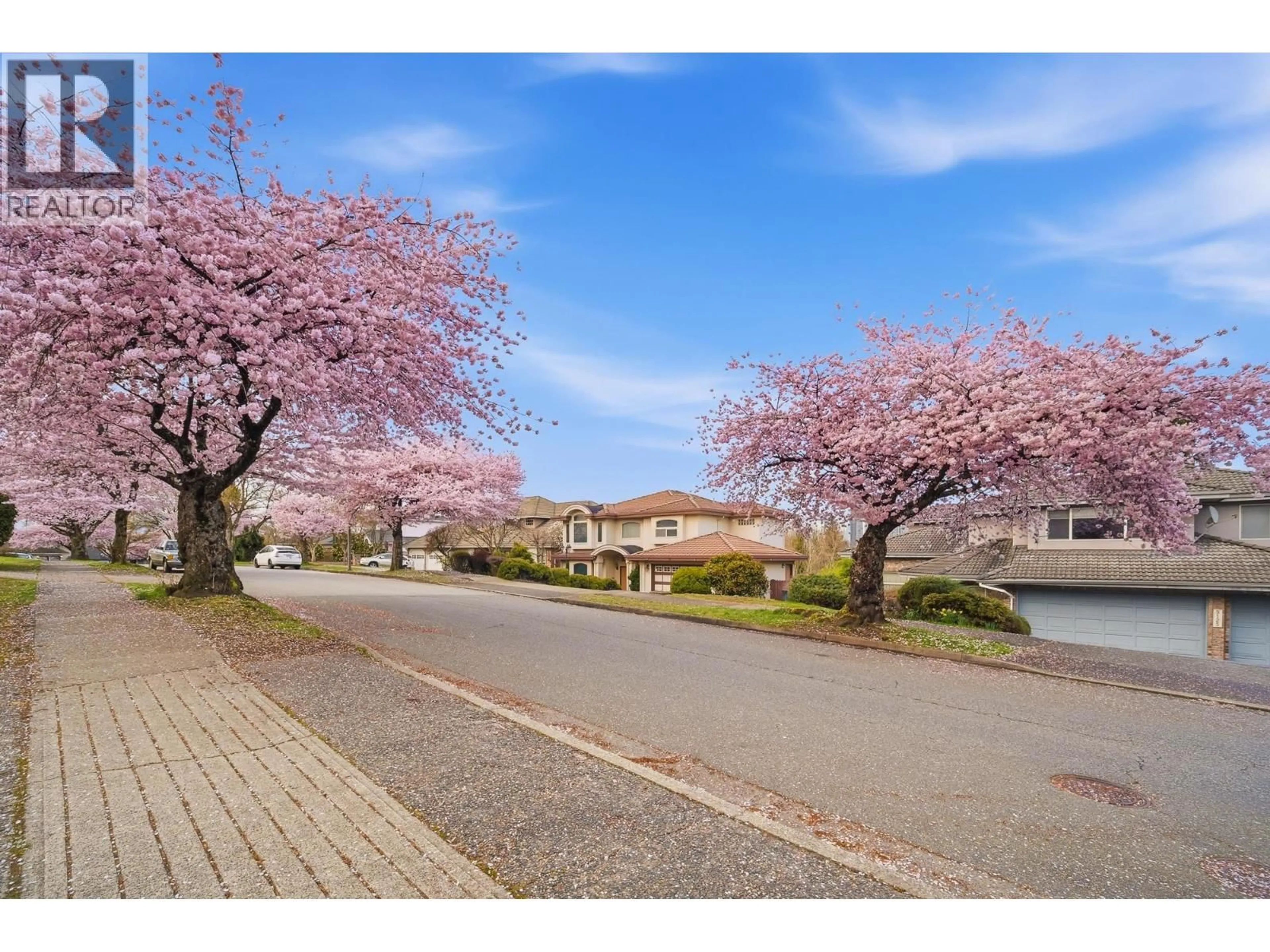 A pic from outside/outdoor area/front of a property/back of a property/a pic from drone, street for 9113 BRIAR ROAD, Burnaby British Columbia V3N4W8