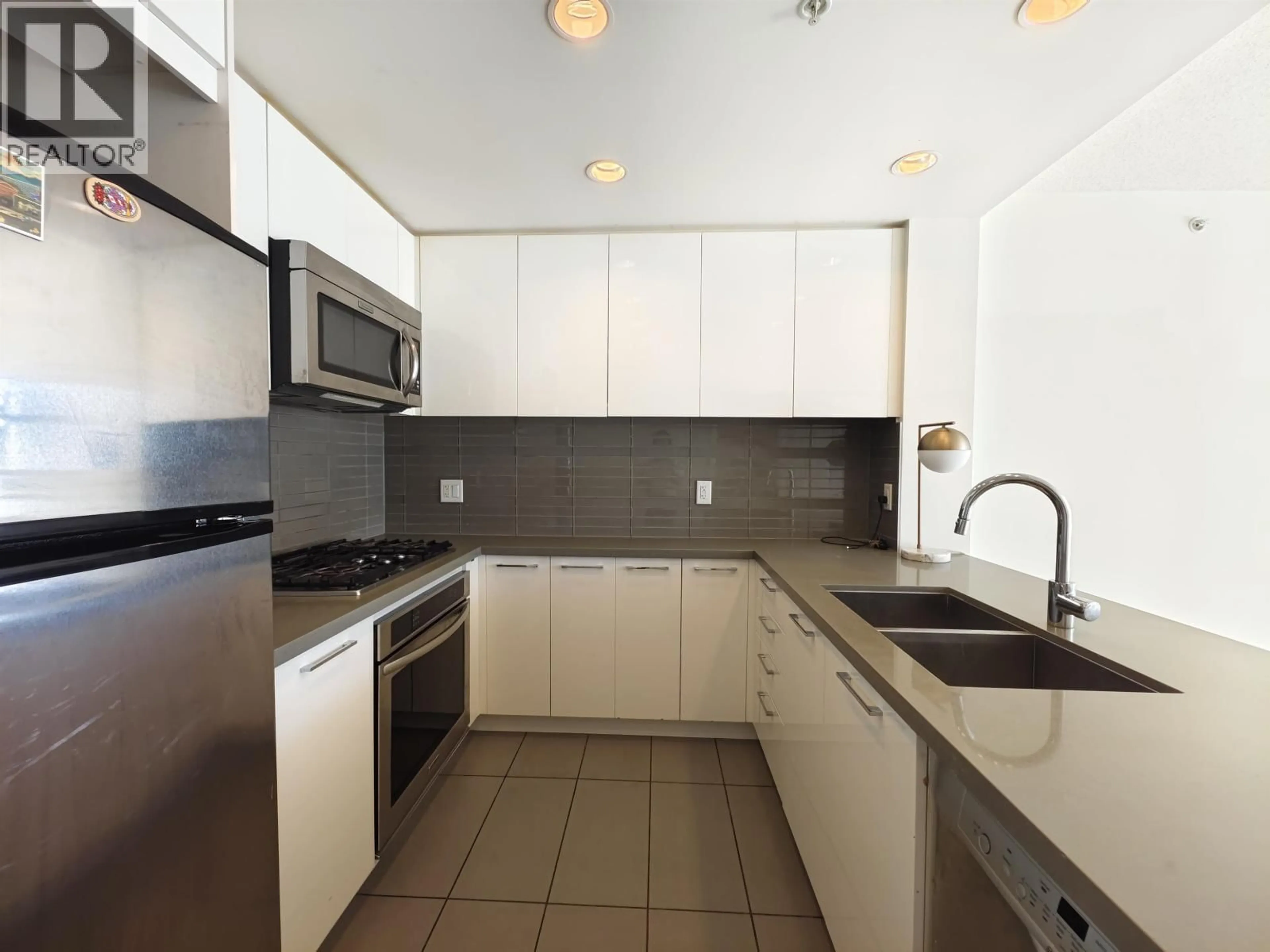 Standard kitchen, ceramic/tile floor for 1908 - 4880 BENNETT STREET, Burnaby British Columbia V5H0C1