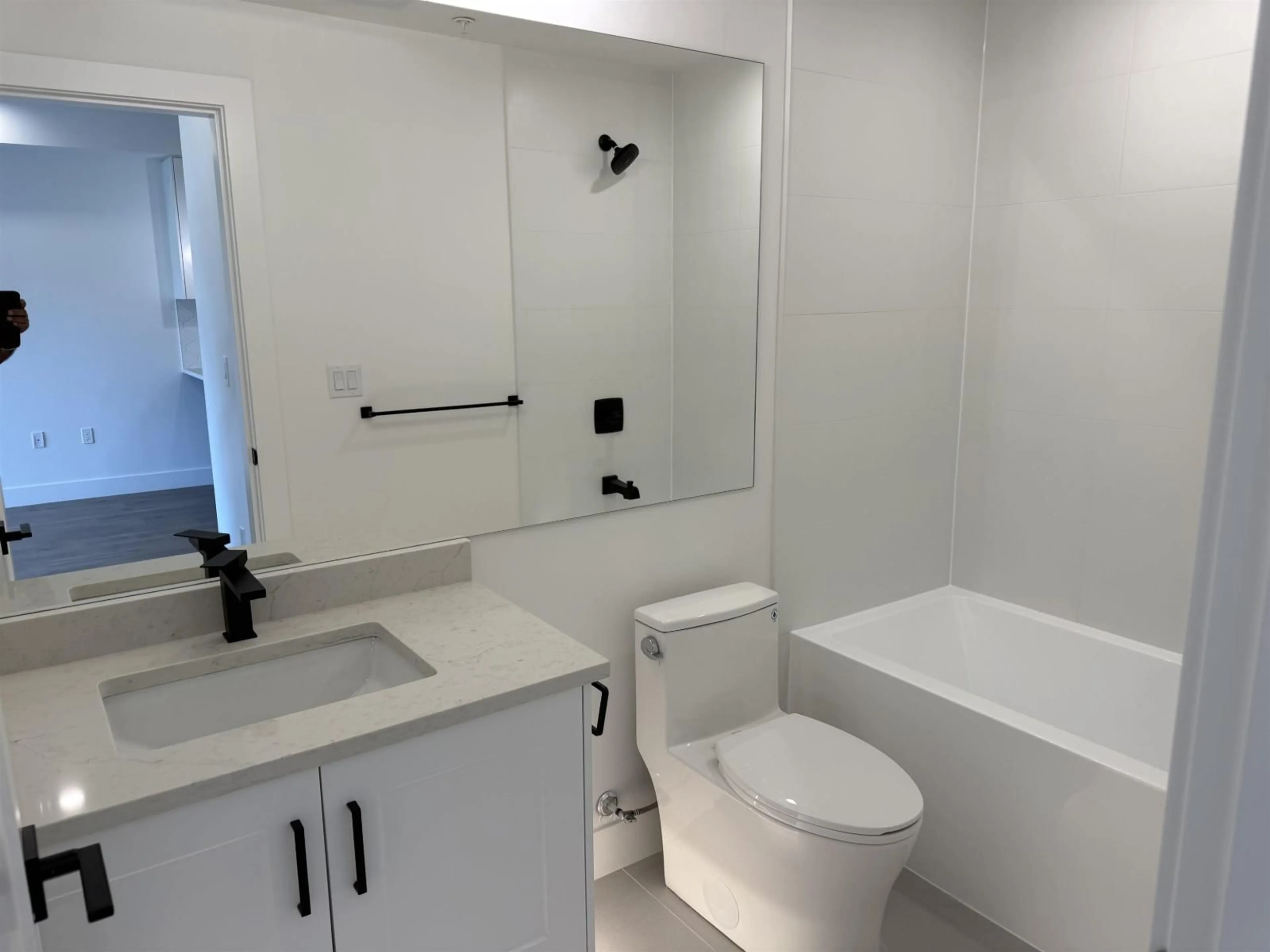 Standard bathroom, ceramic/tile floor for 202 - 17783 56A AVENUE, Surrey British Columbia V3S1G4