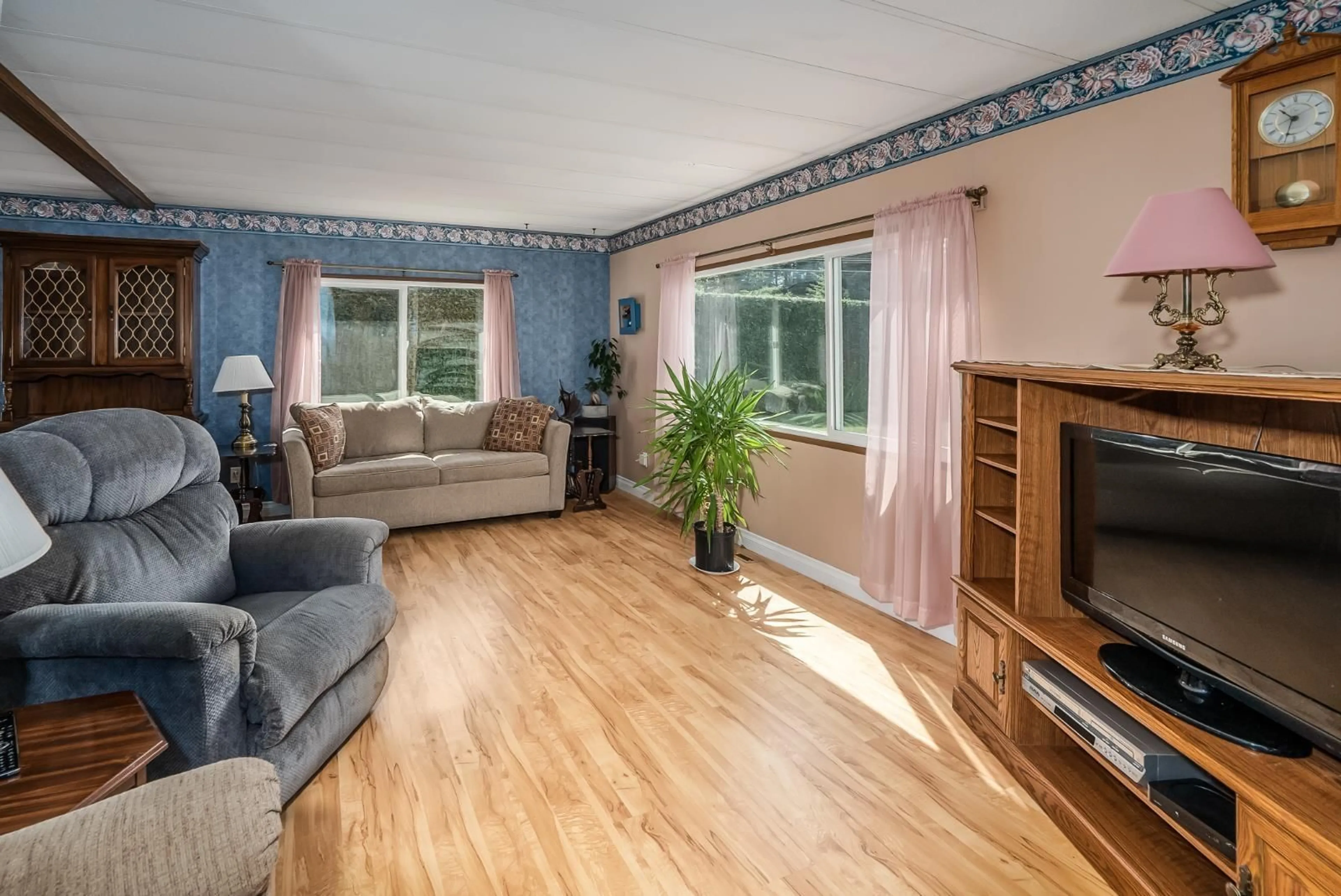 Living room with furniture, wood/laminate floor for 101 - 3031 200 STREET, Langley British Columbia V2Z1N5