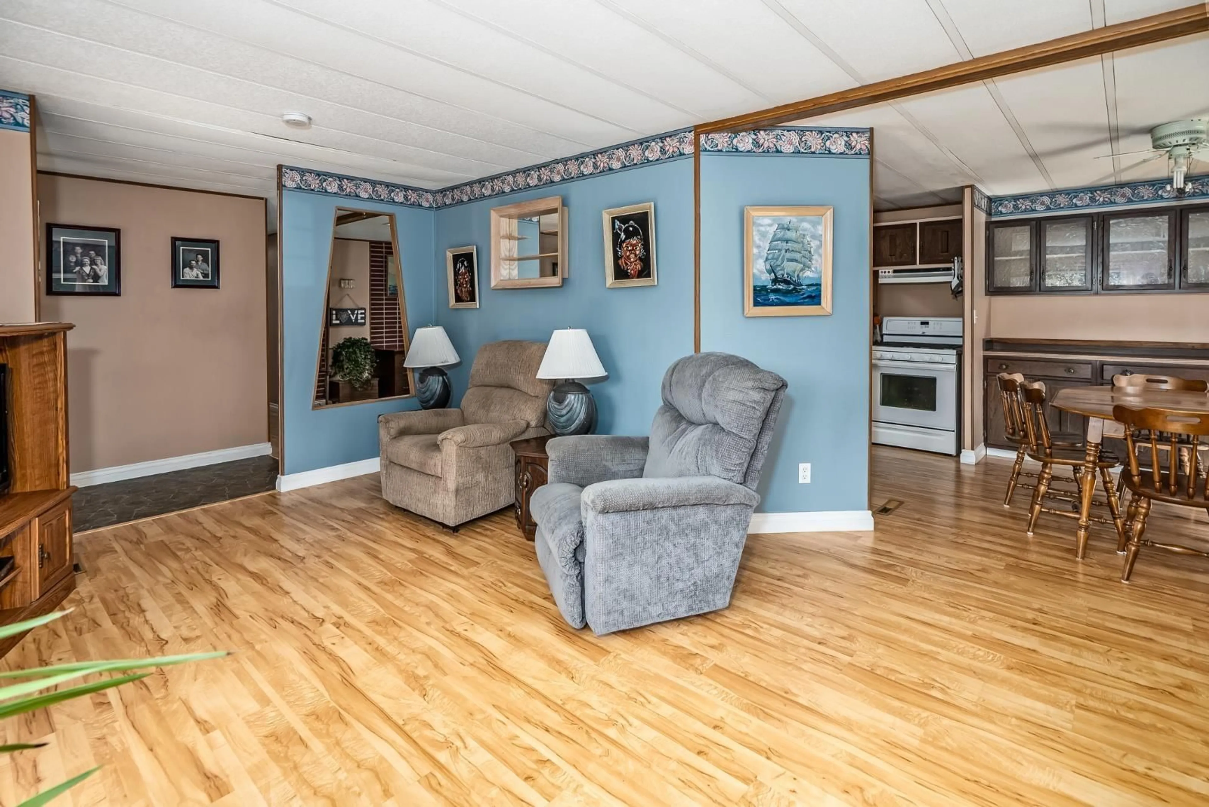 Living room with furniture, wood/laminate floor for 101 - 3031 200 STREET, Langley British Columbia V2Z1N5