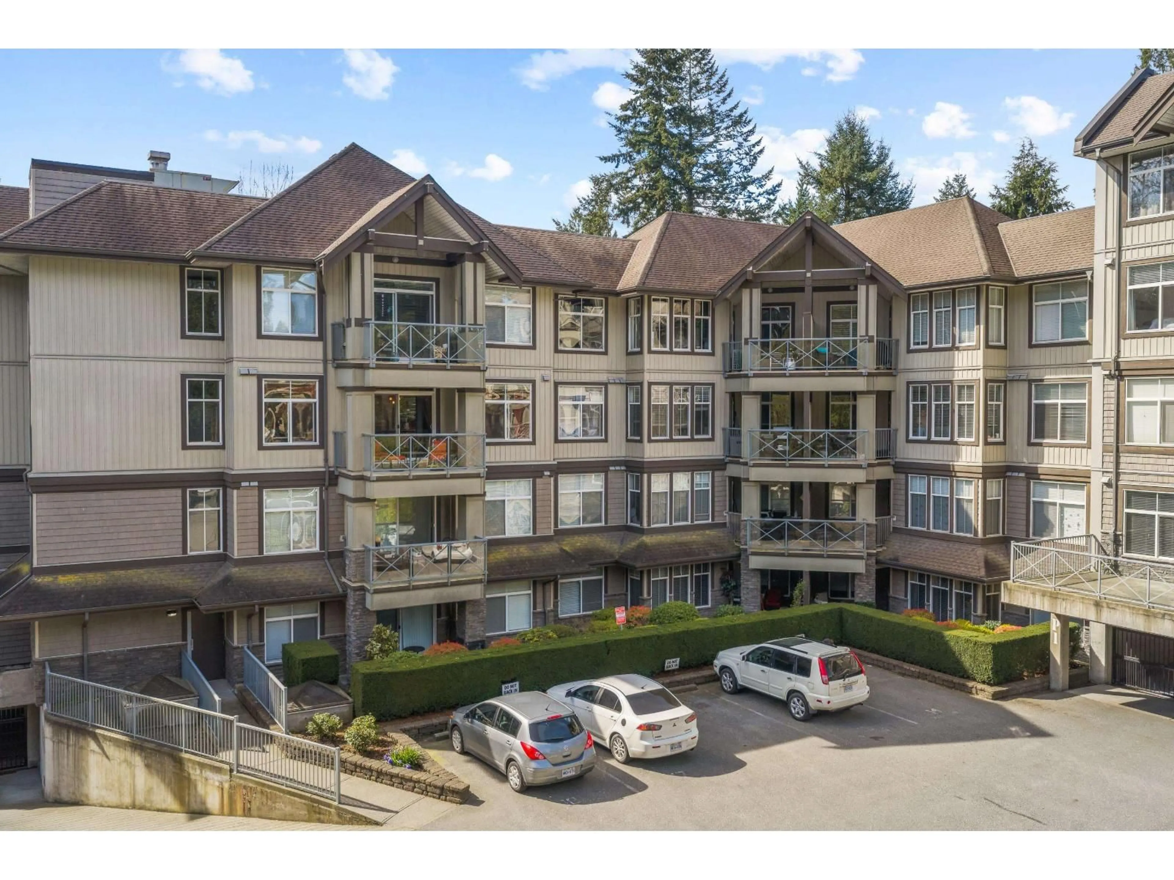 A pic from outside/outdoor area/front of a property/back of a property/a pic from drone, mountain view for 315 - 33318 BOURQUIN CRESCENT EAST, Abbotsford British Columbia V2S0A6