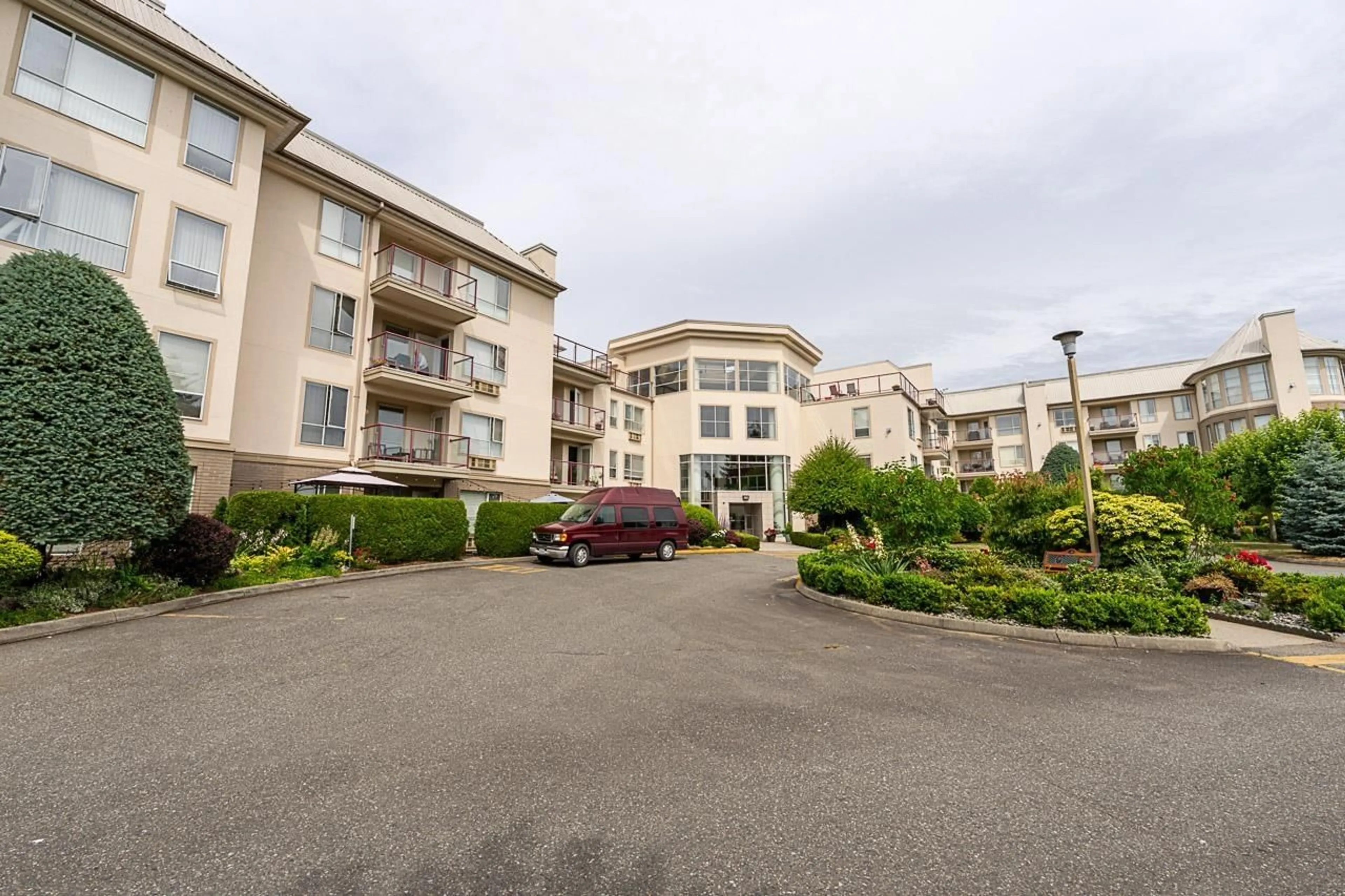 A pic from outside/outdoor area/front of a property/back of a property/a pic from drone, unknown for 314 - 2626 COUNTESS STREET, Abbotsford British Columbia V2T5P3