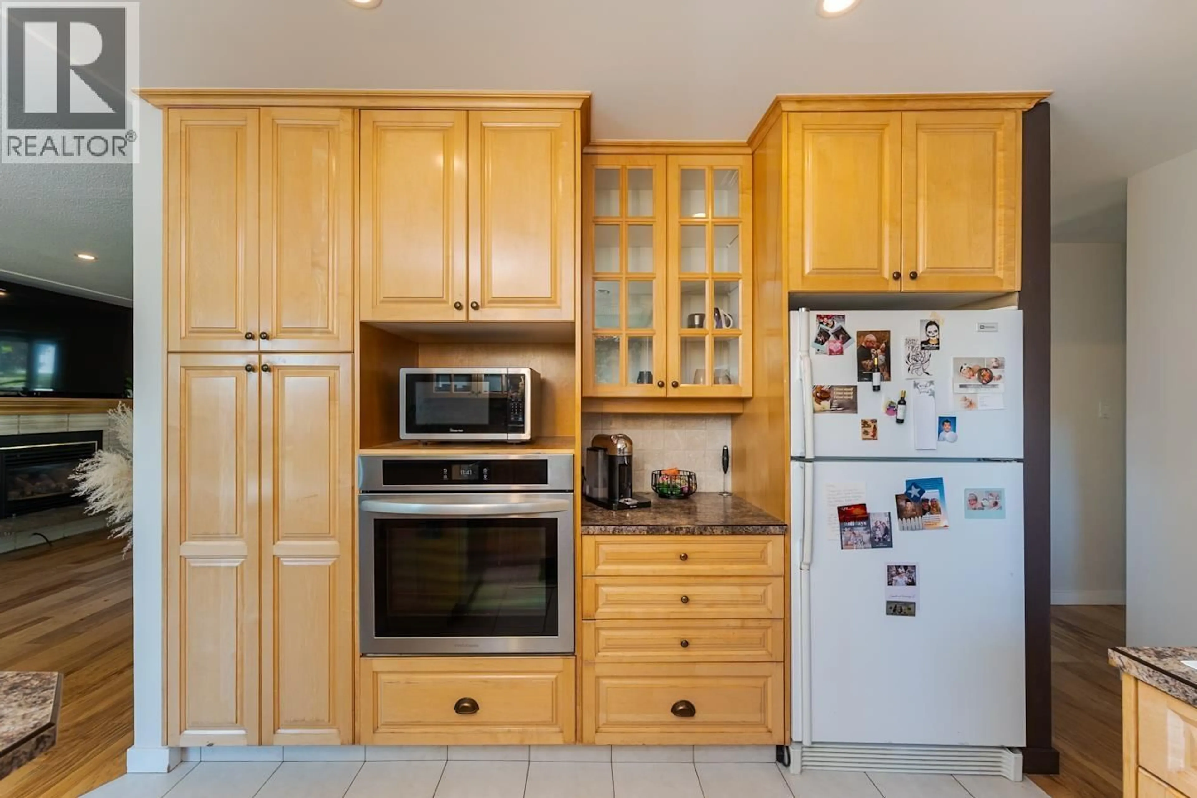 Standard kitchen, unknown for 208 RILEY DRIVE, Prince George British Columbia V2M3P1