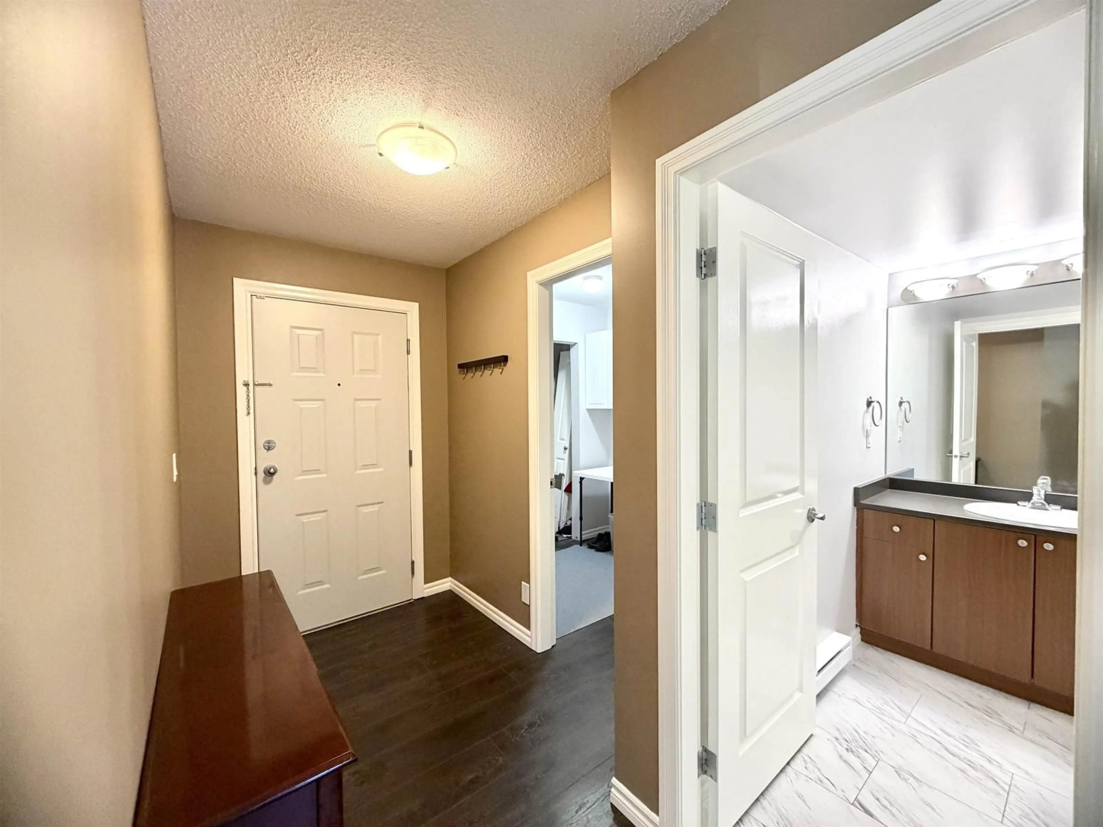 Indoor entryway for 205 - 2581 LANGDON STREET, Abbotsford British Columbia V2T7A3