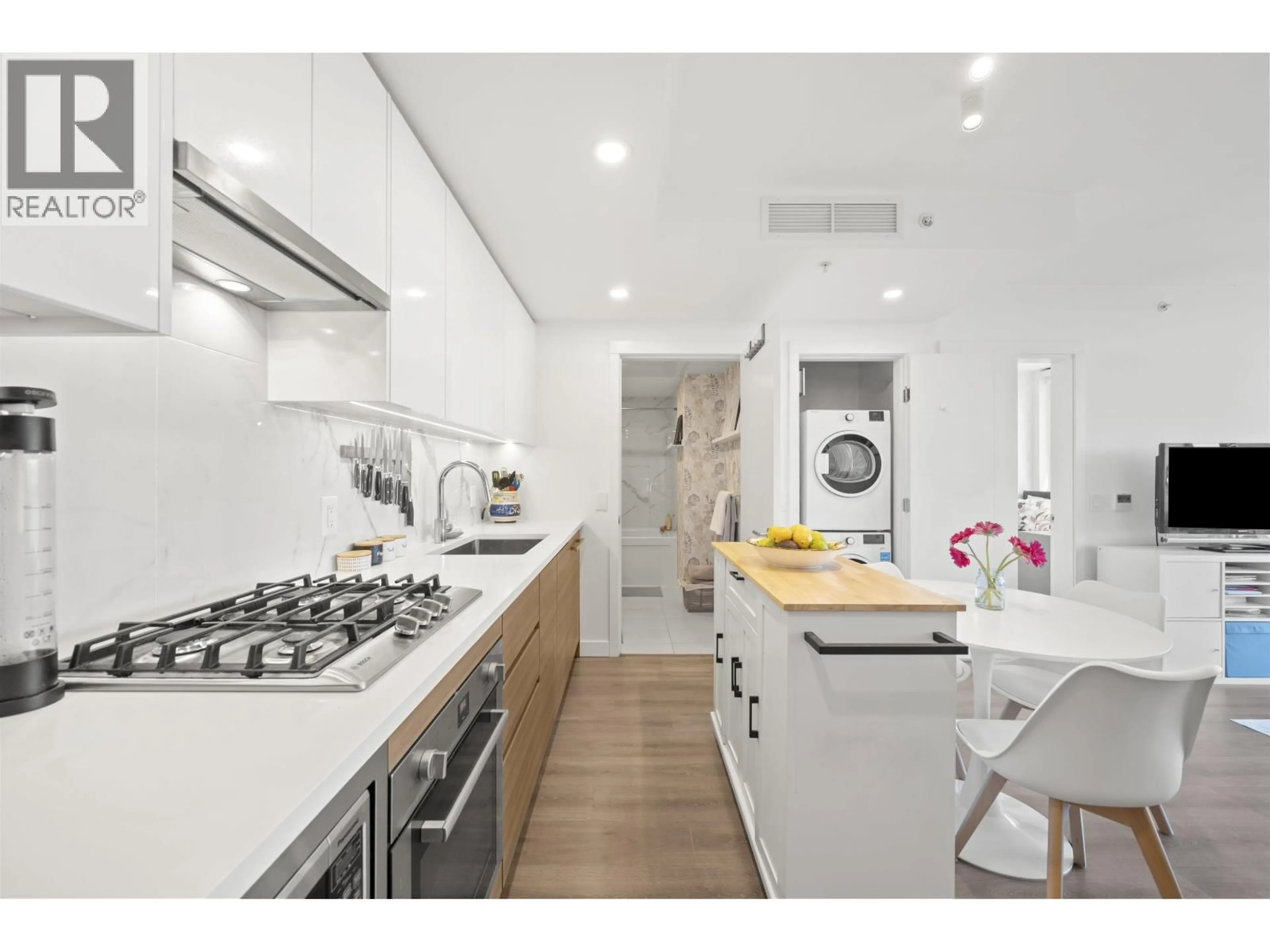 Contemporary kitchen, unknown for 1905 - 823 CARNARVON STREET, New Westminster British Columbia V3M0N5