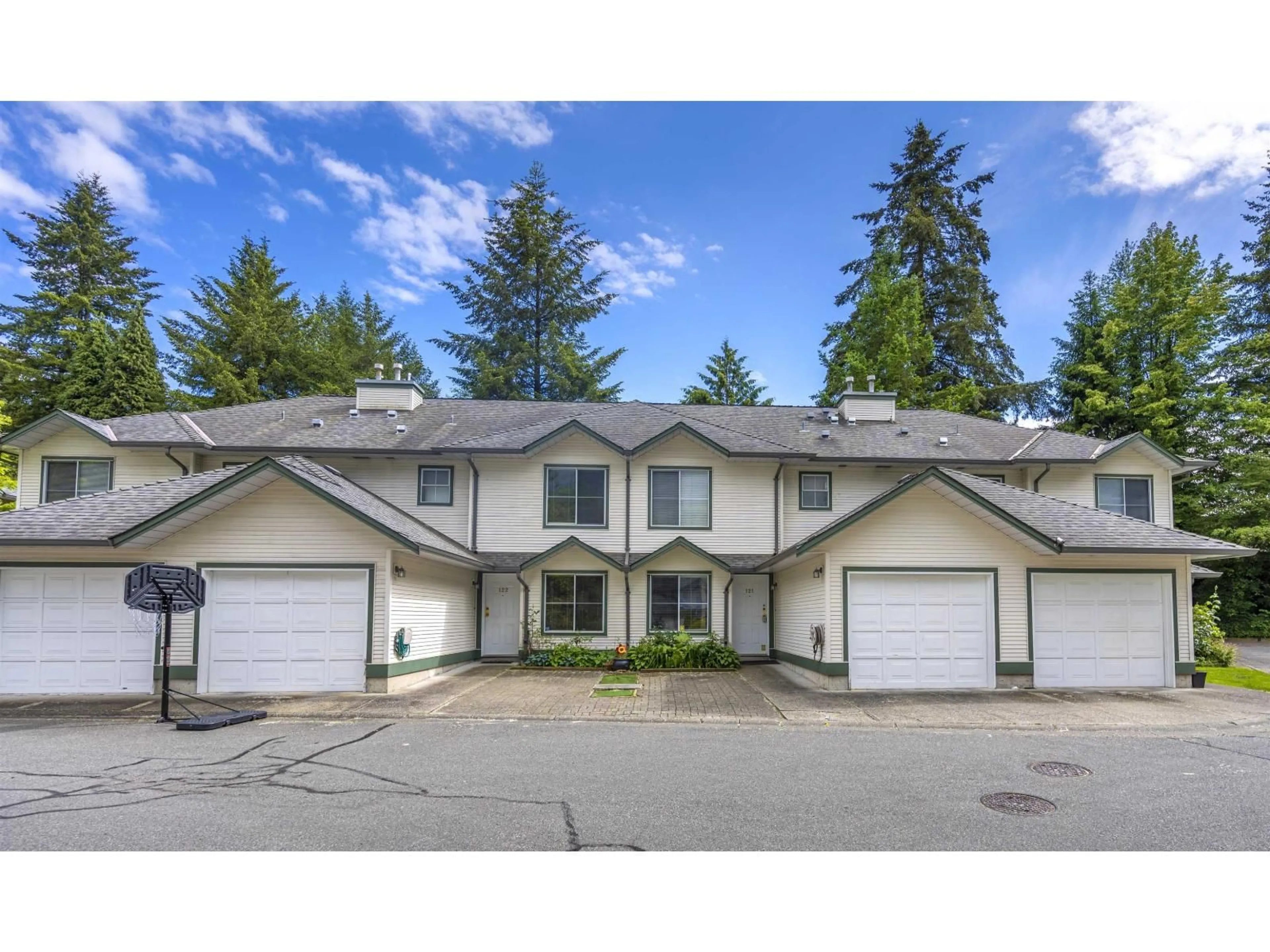 A pic from outside/outdoor area/front of a property/back of a property/a pic from drone, unknown for 121 - 8655 KING GEORGE BOULEVARD, Surrey British Columbia V3W5C4