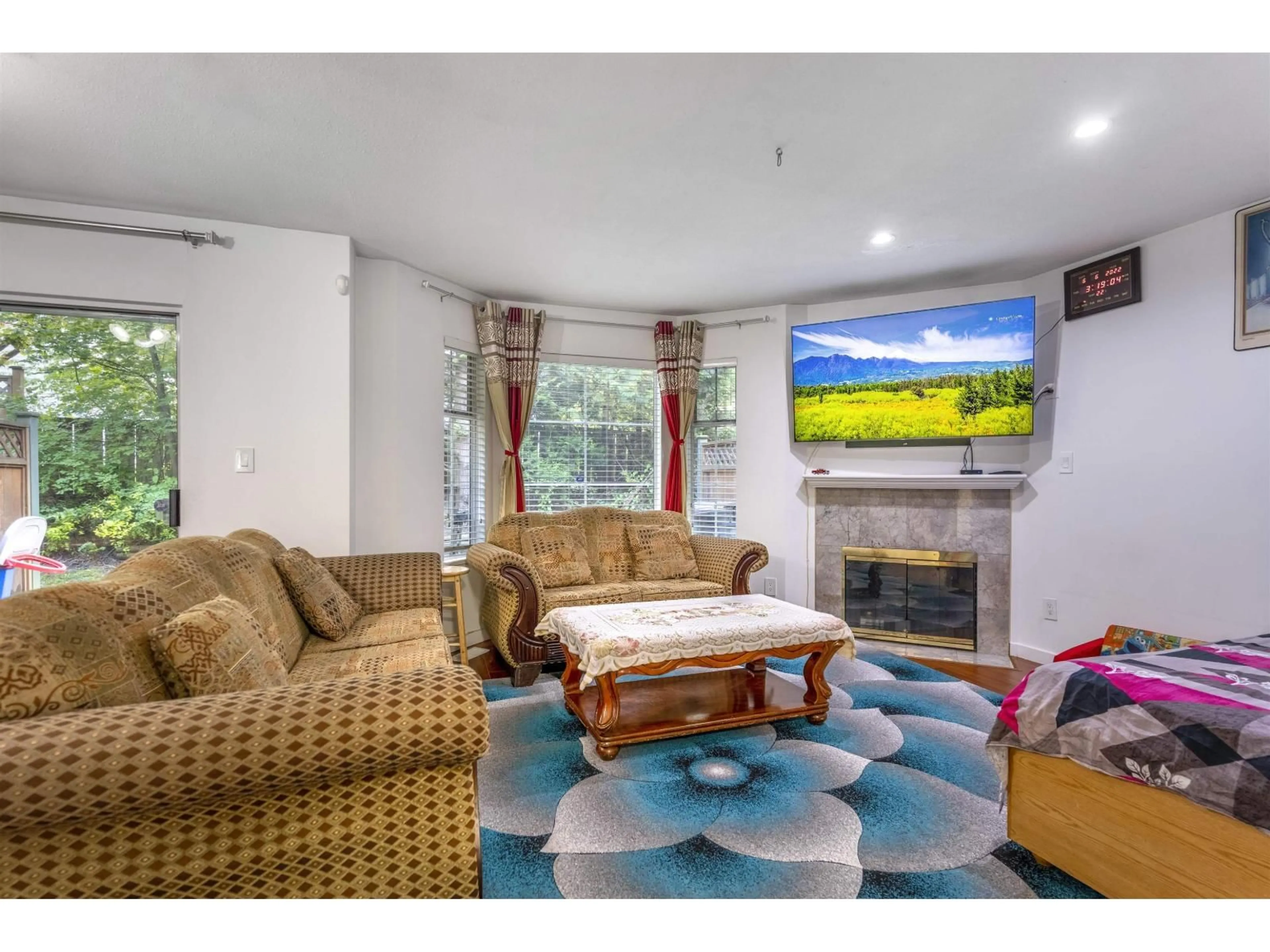 Living room with furniture, unknown for 121 - 8655 KING GEORGE BOULEVARD, Surrey British Columbia V3W5C4