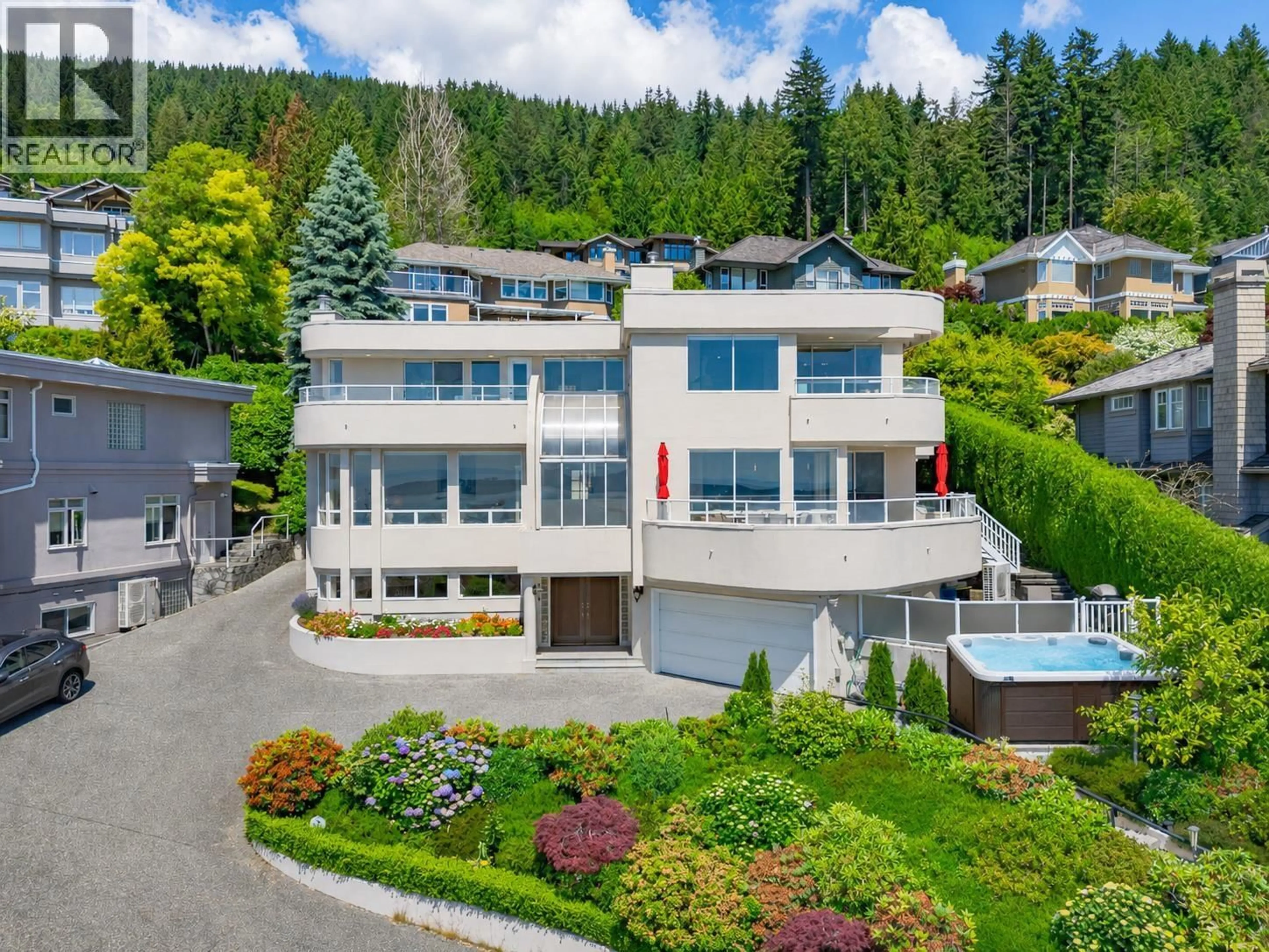 A pic from outside/outdoor area/front of a property/back of a property/a pic from drone, unknown for 2589 CHAIRLIFT ROAD, West Vancouver British Columbia V7S3E5