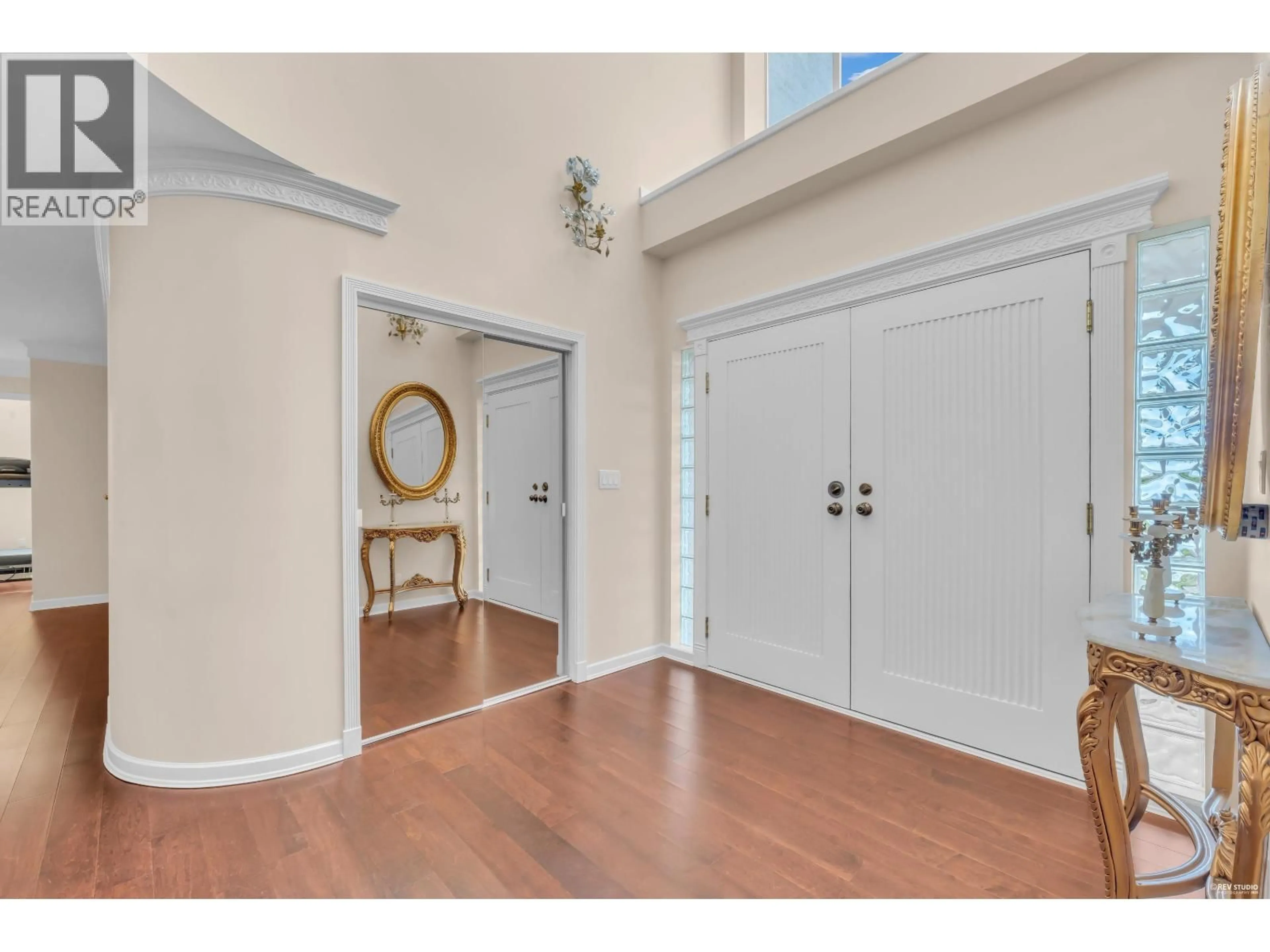 Indoor entryway for 2589 CHAIRLIFT ROAD, West Vancouver British Columbia V7S3E5
