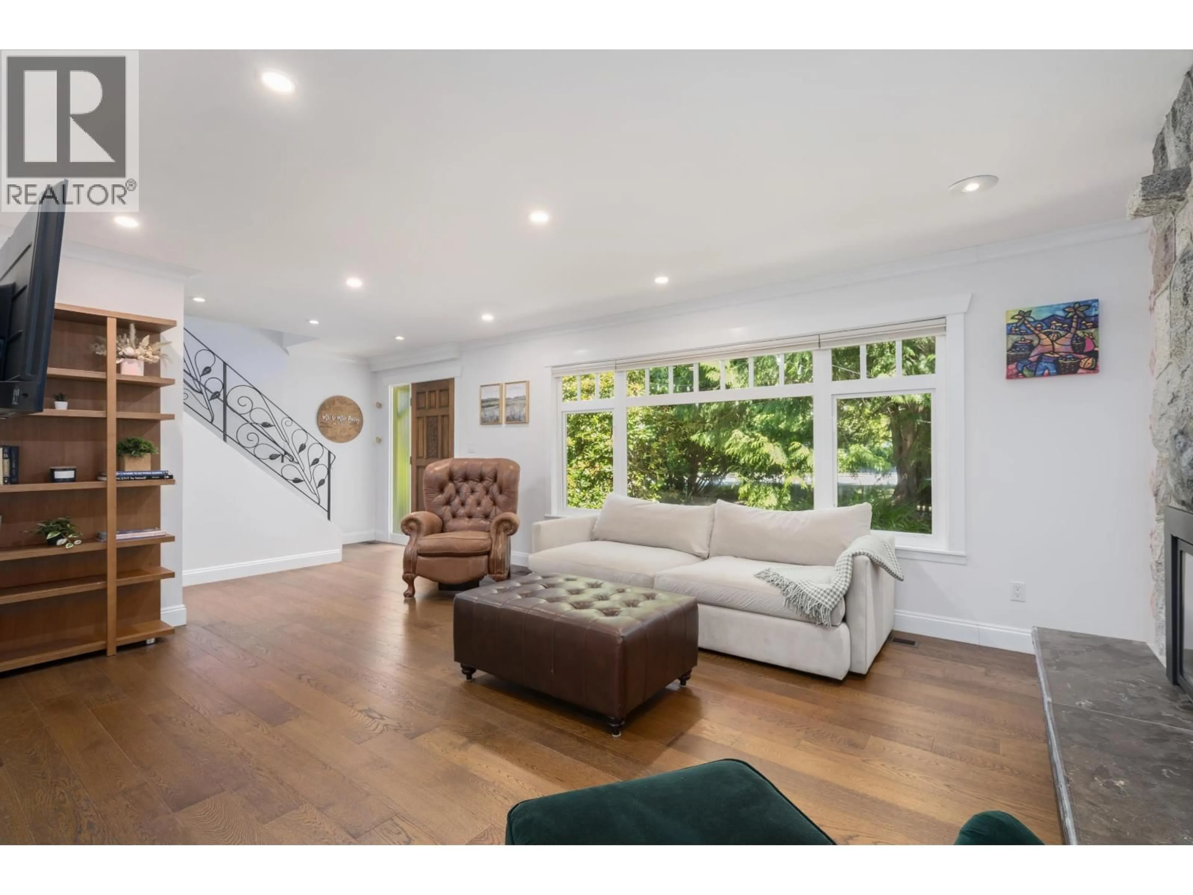 Living room with furniture, unknown for 457 23RD STREET, North Vancouver British Columbia V7M2B8
