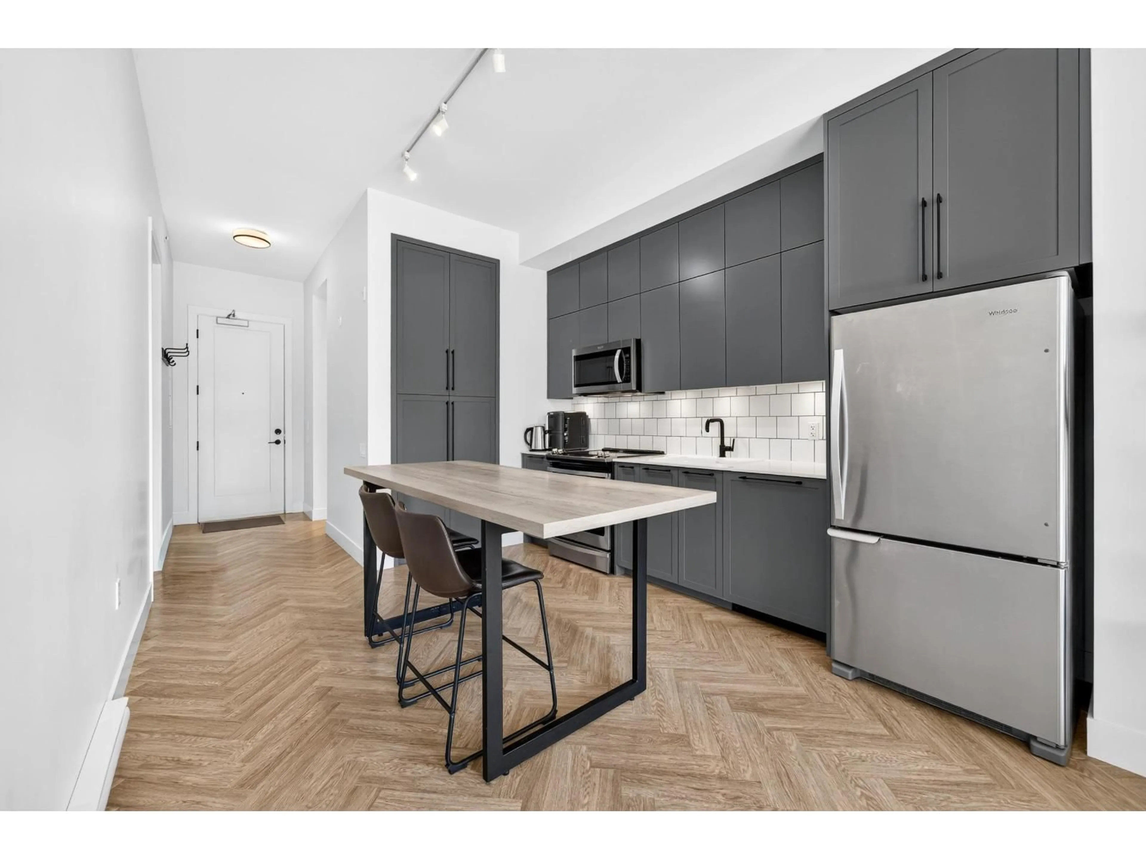 Standard kitchen, unknown for 407 - 10168 149 STREET, Surrey British Columbia V3R0E9