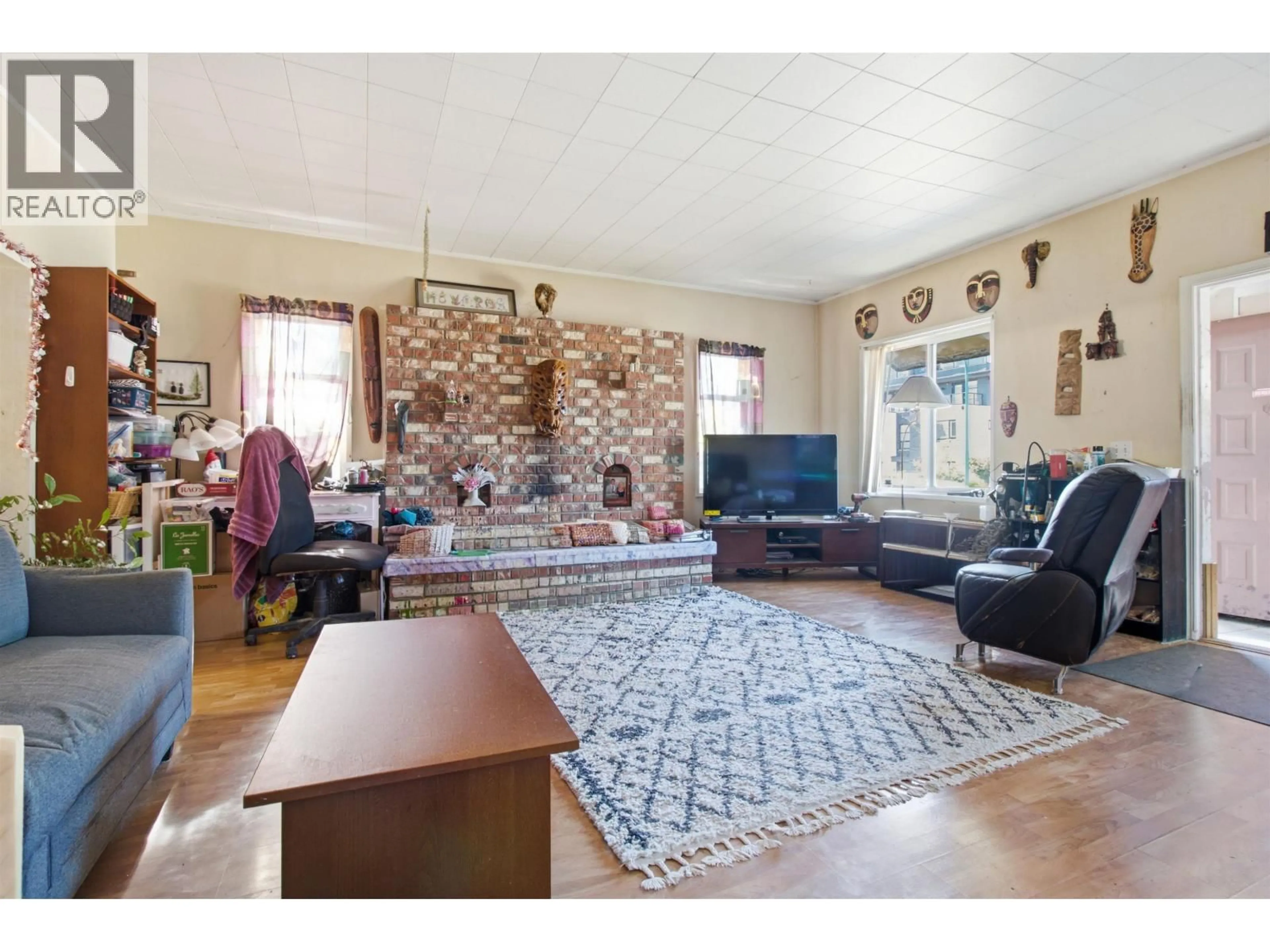 Living room with furniture, unknown for 5990 IRMIN STREET, Burnaby British Columbia V5J1Z1