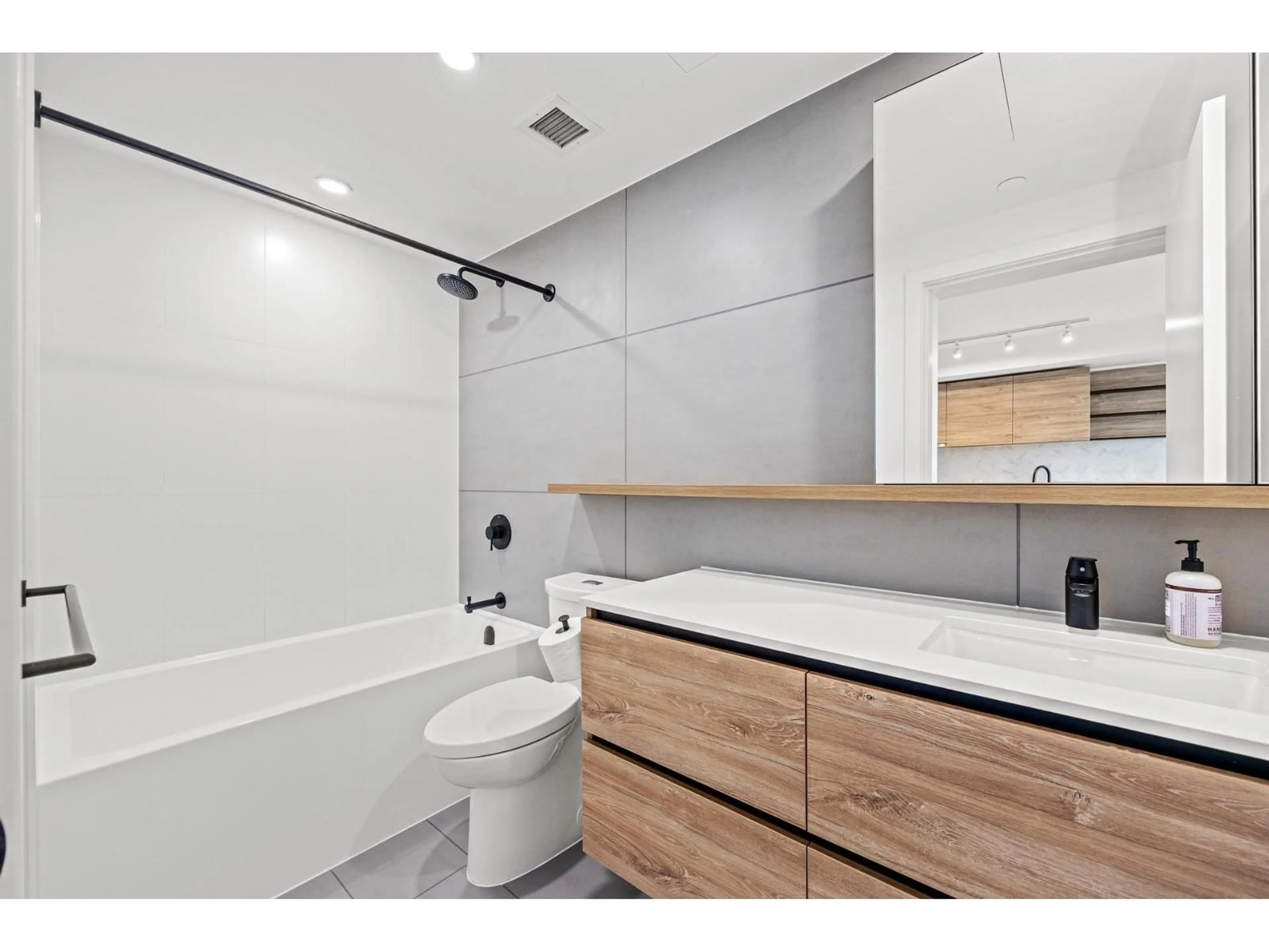 Standard bathroom, ceramic/tile floor for 2011 - 13428 105 AVENUE, Surrey British Columbia V3T0S6