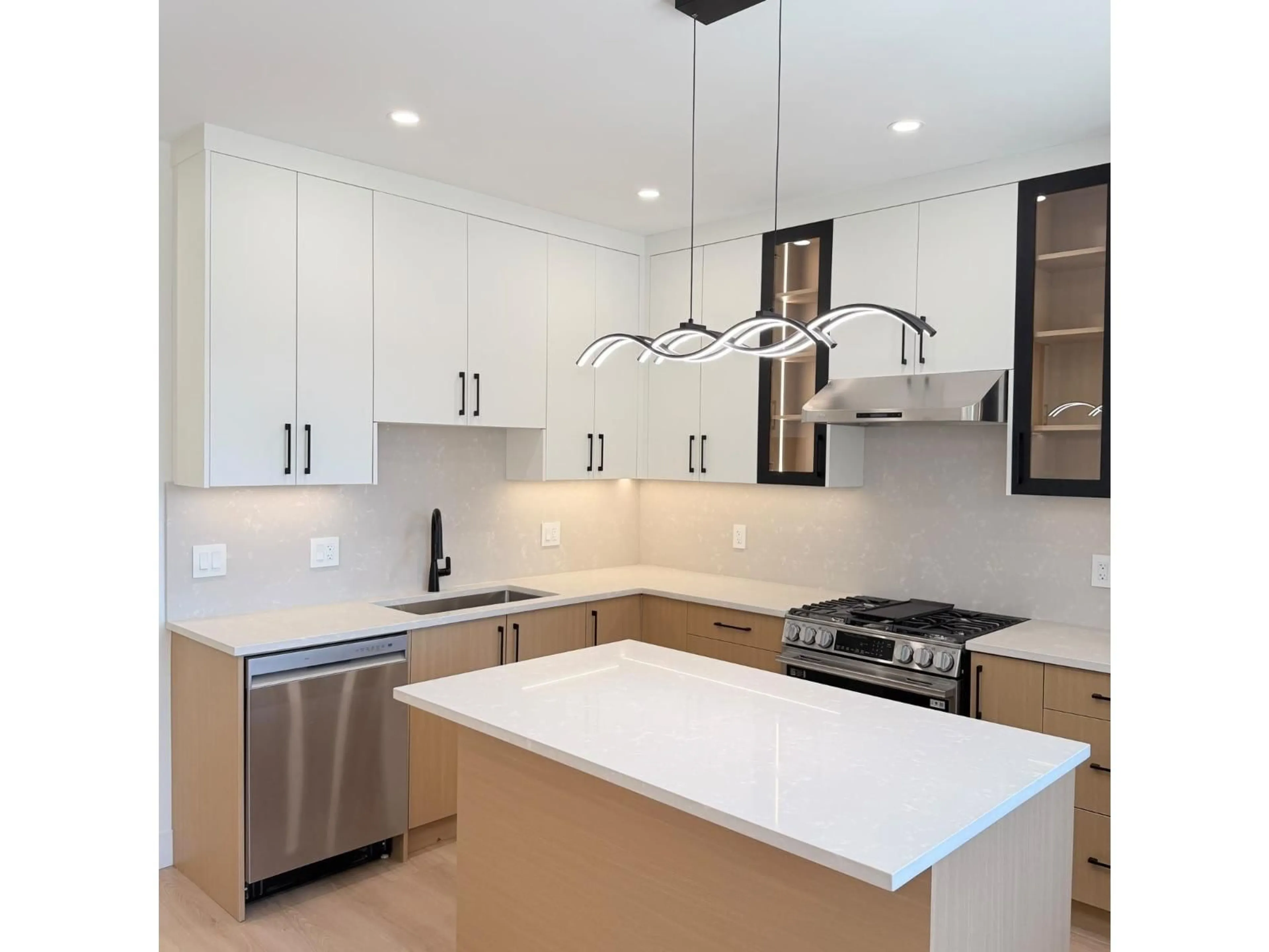Contemporary kitchen, ceramic/tile floor for 104 - 10039 128 STREET, Surrey British Columbia V3T2Z1