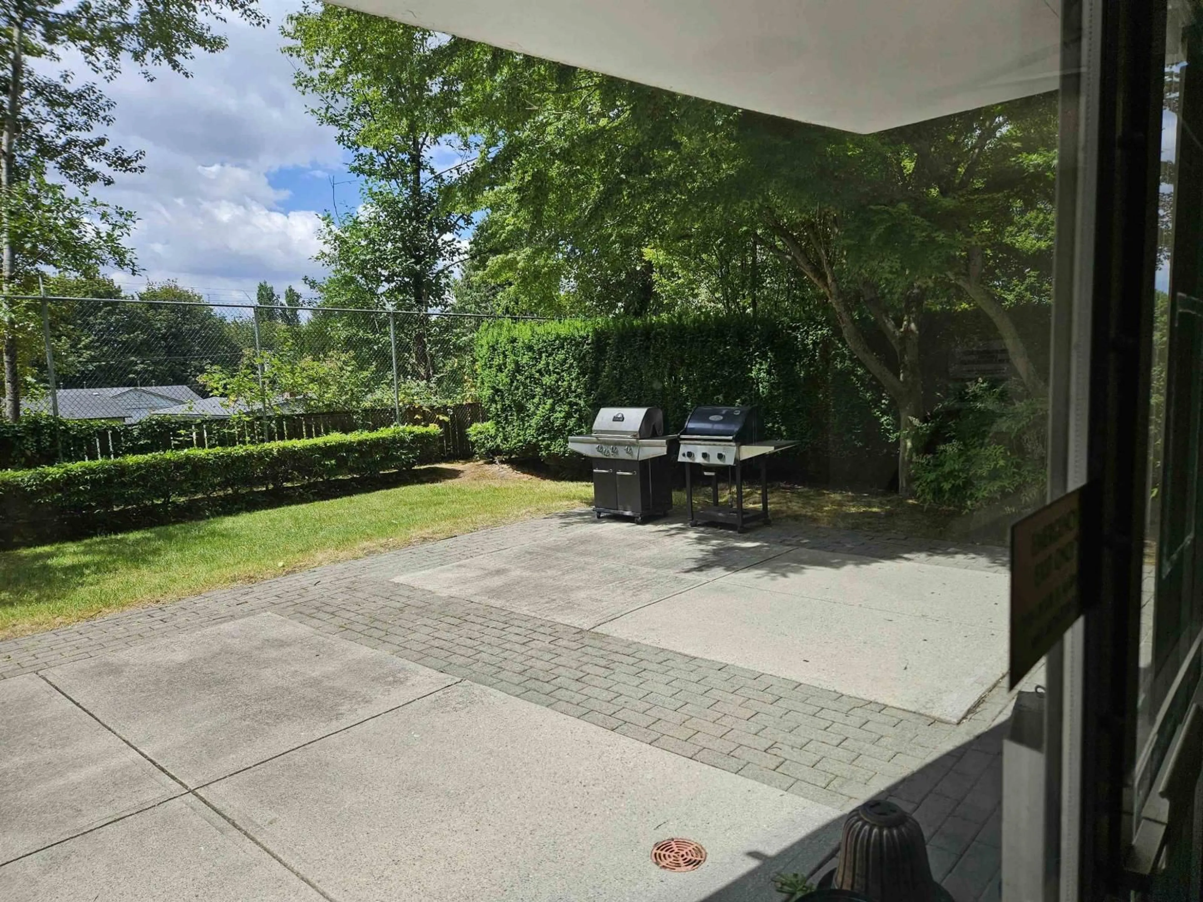 A pic from outside/outdoor area/front of a property/back of a property/a pic from drone, unknown for 1105 - 10899 UNIVERSITY DRIVE, Surrey British Columbia V3T5V2