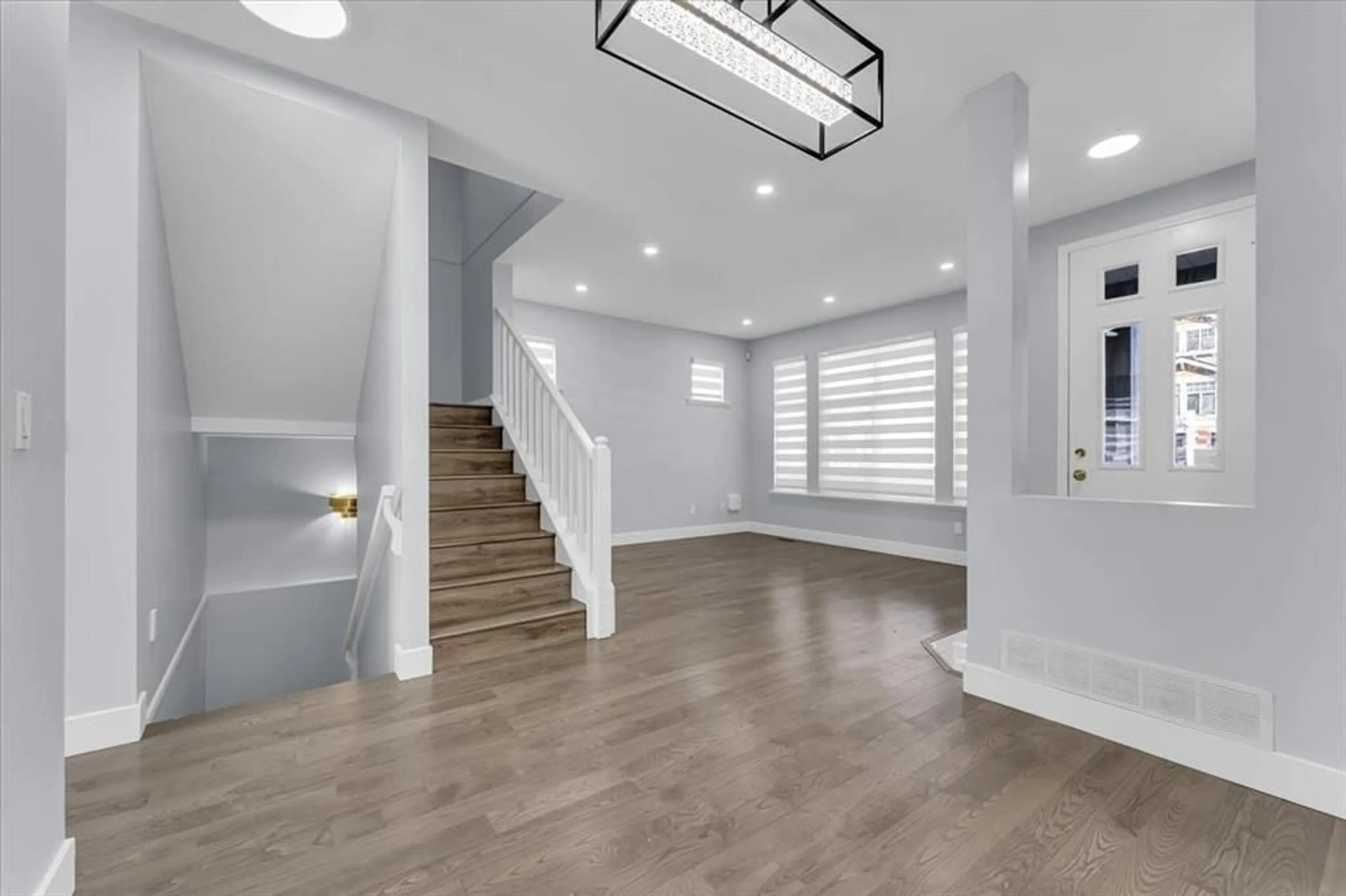 Indoor entryway for 14852 58 AVENUE, Surrey British Columbia V3S8W4