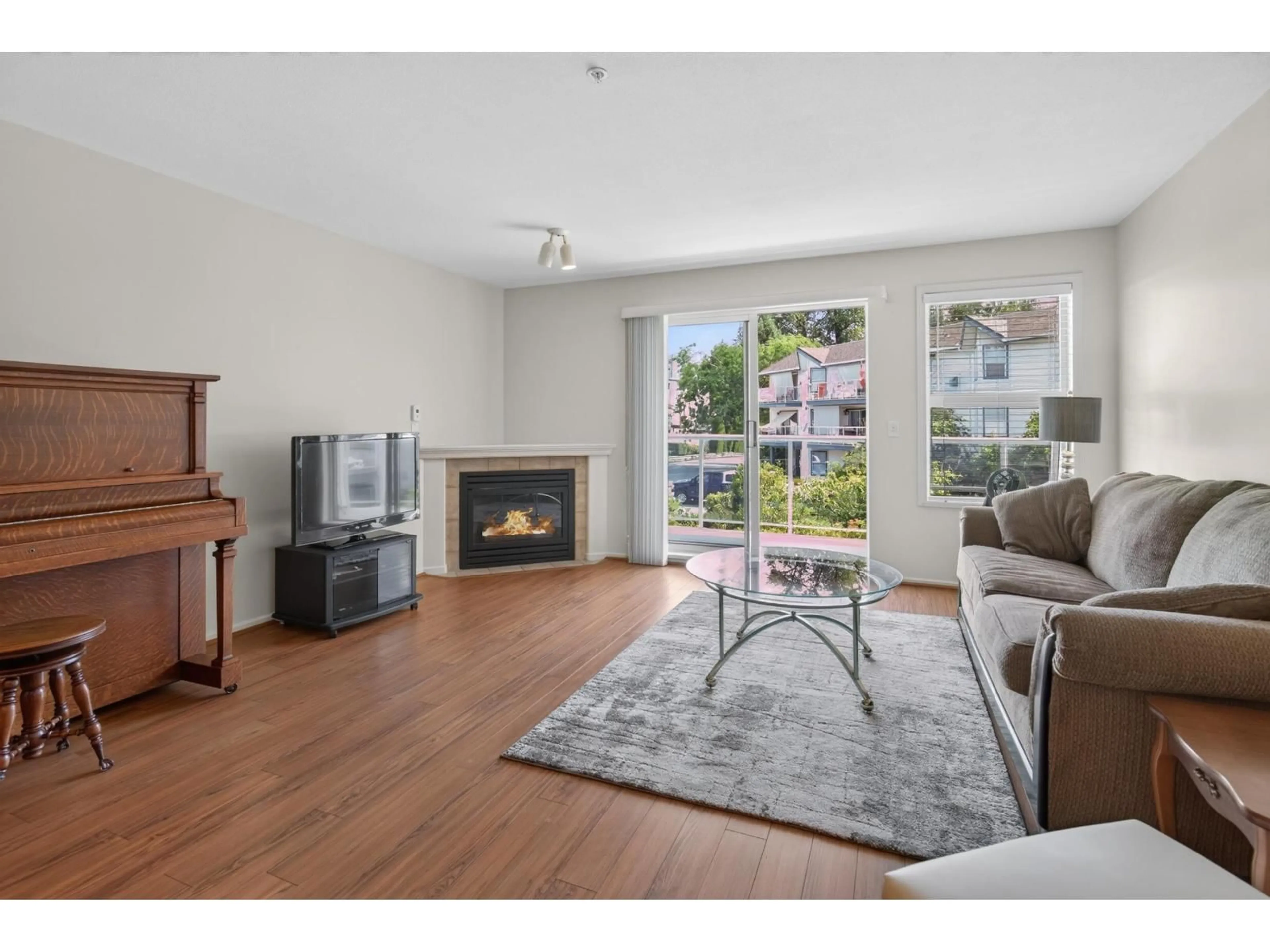 Living room with furniture, wood/laminate floor for 220 - 27358 32 AVENUE, Langley British Columbia V4W3M5