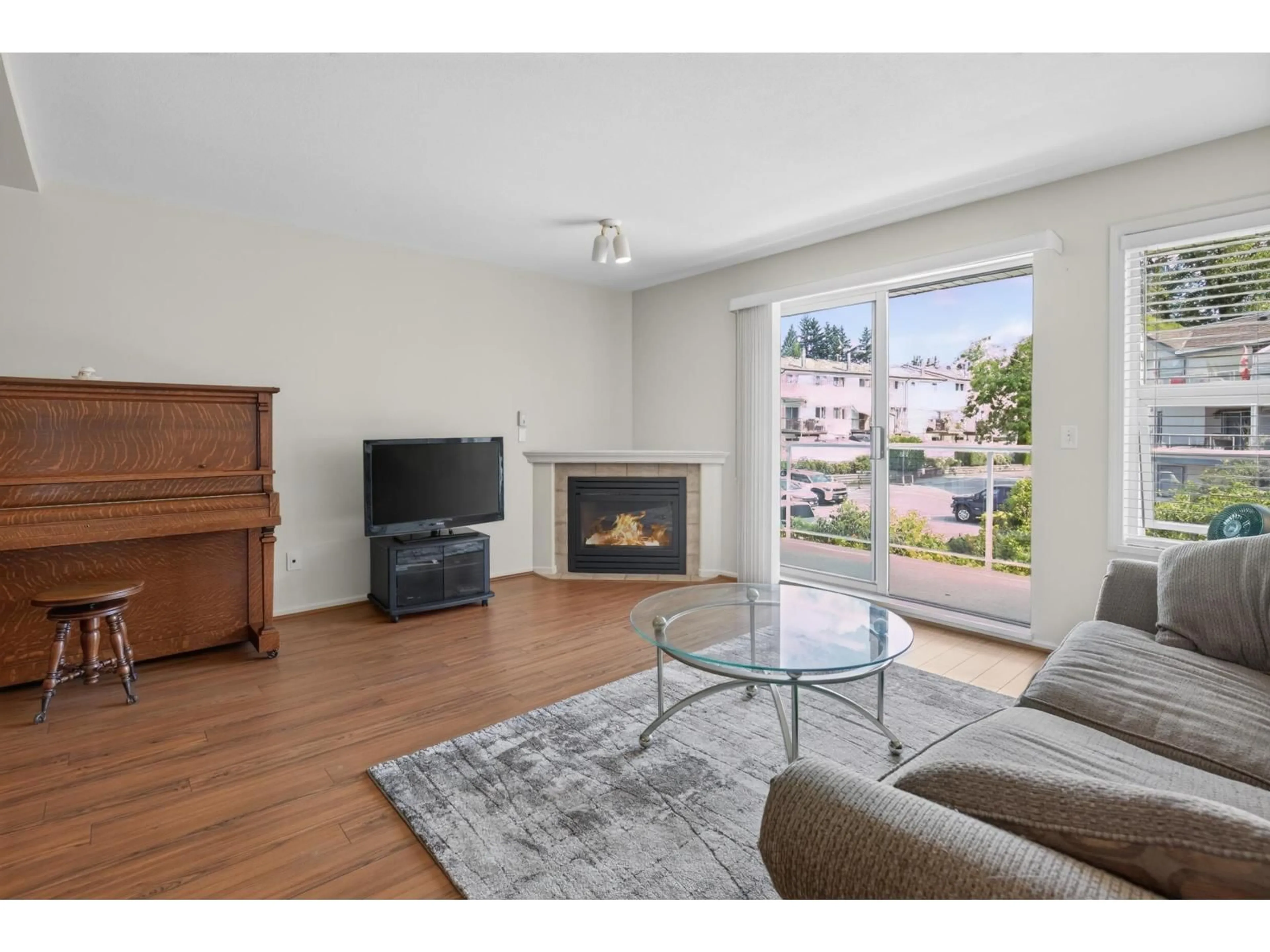 Living room with furniture, wood/laminate floor for 220 - 27358 32 AVENUE, Langley British Columbia V4W3M5