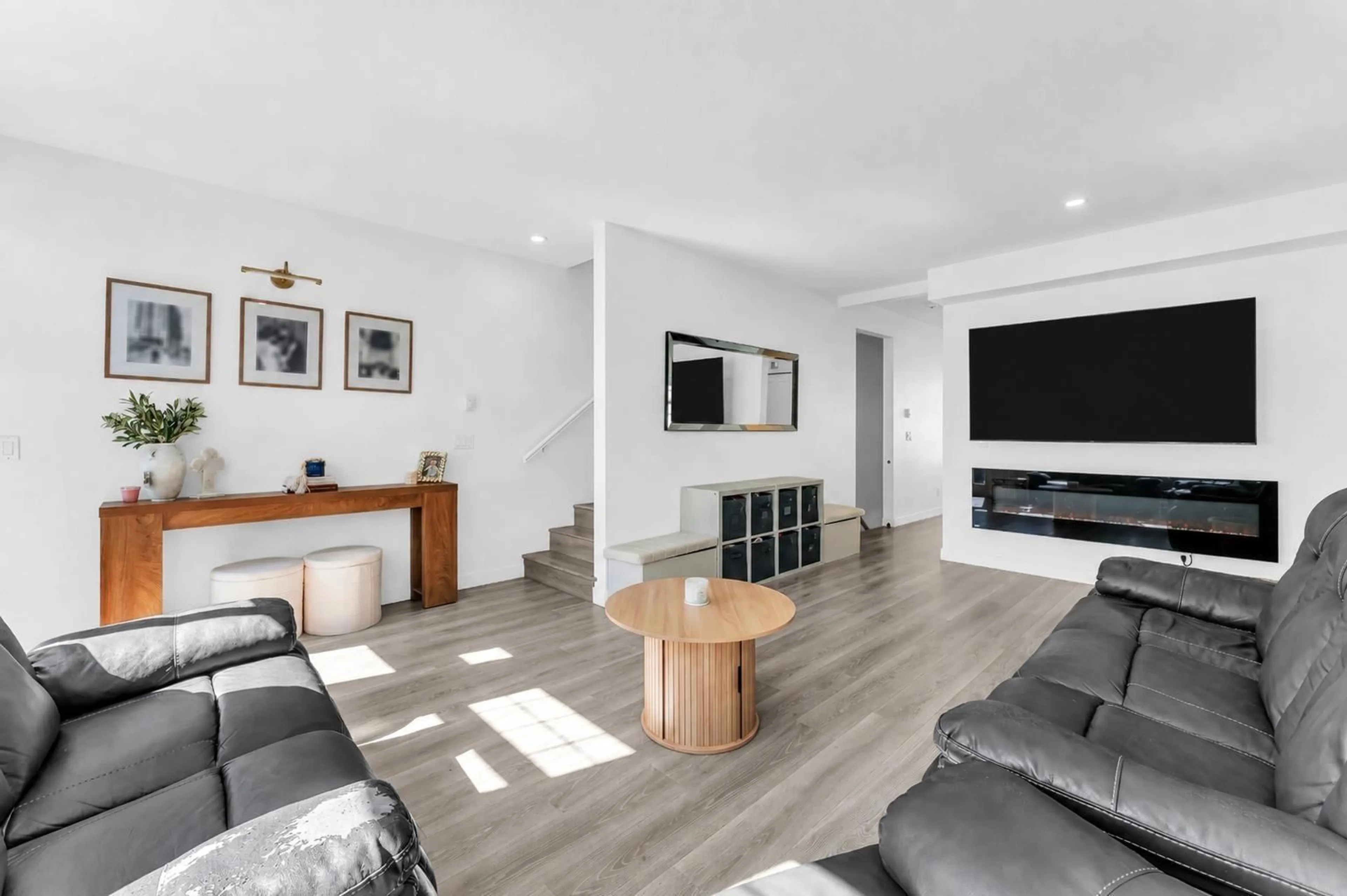 Living room with furniture, unknown for 15 - 14377 60 AVENUE, Surrey British Columbia V3X0E2
