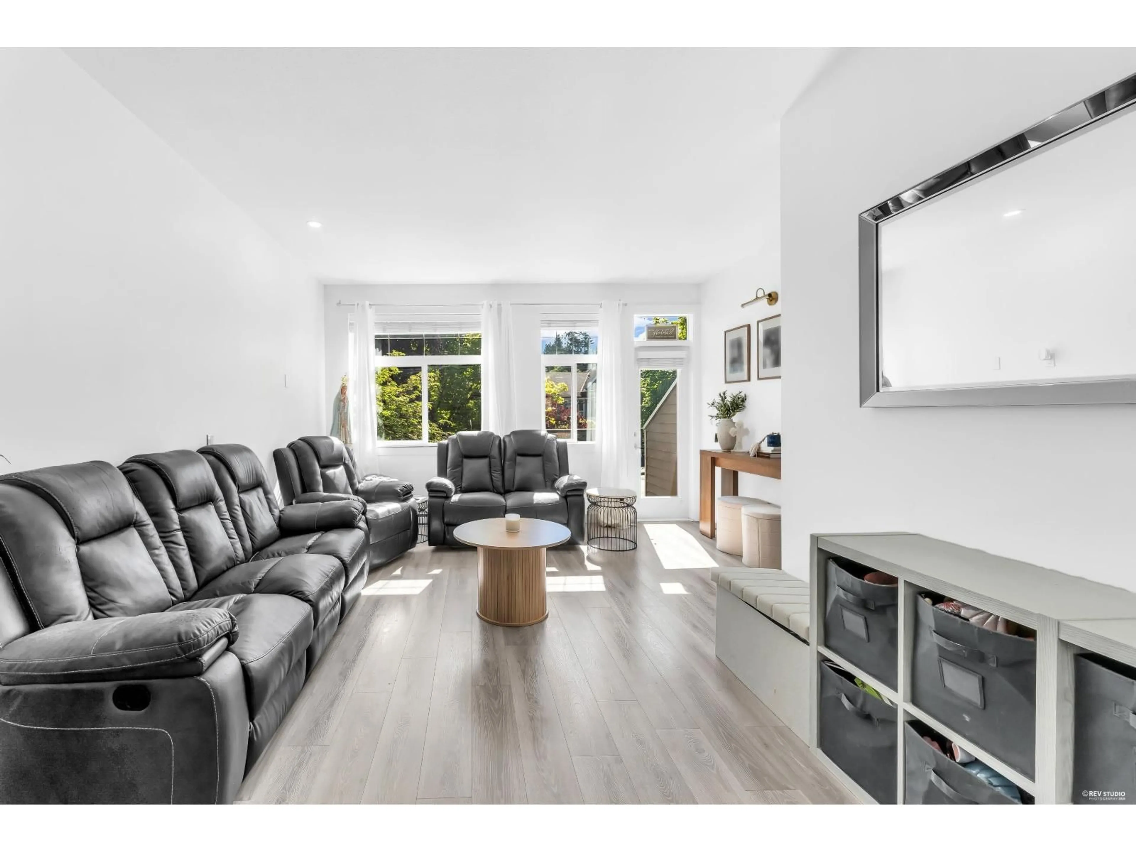 Living room with furniture, unknown for 15 - 14377 60 AVENUE, Surrey British Columbia V3X0E2