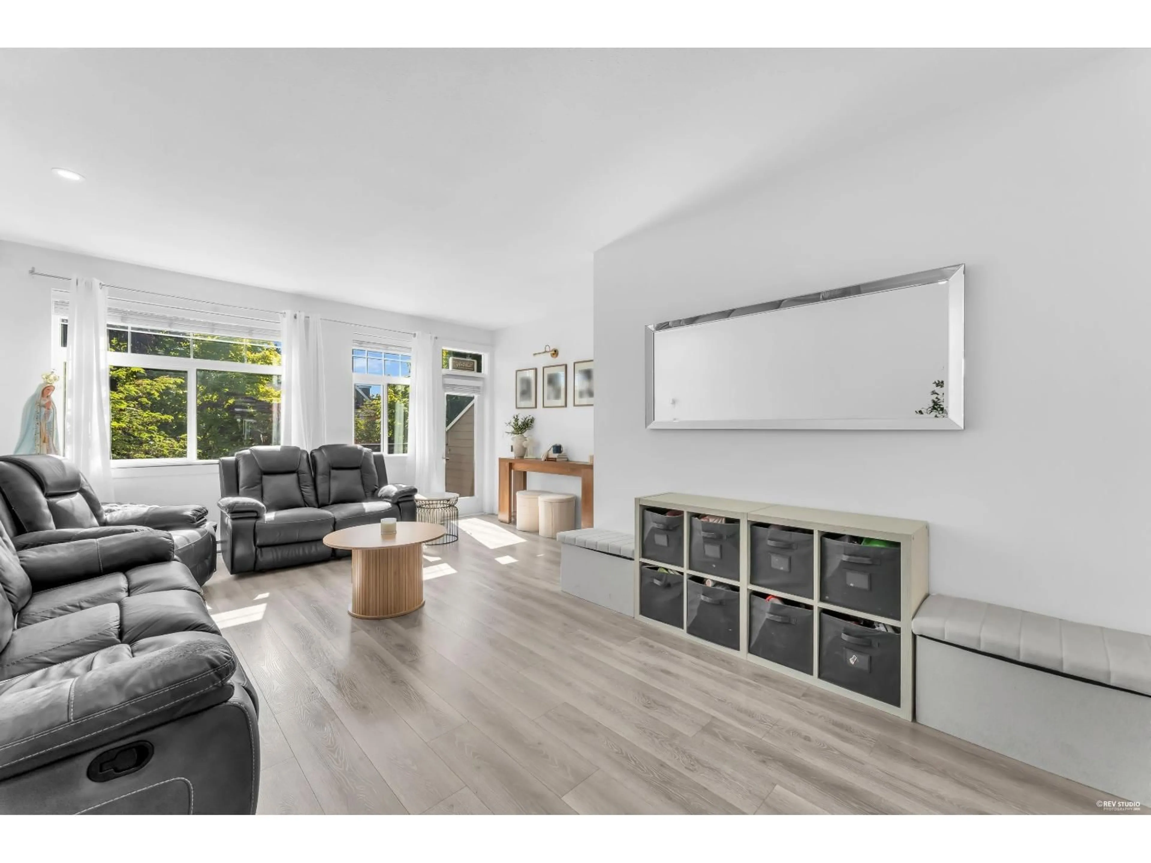 Living room with furniture, wood/laminate floor for 15 - 14377 60 AVENUE, Surrey British Columbia V3X0E2