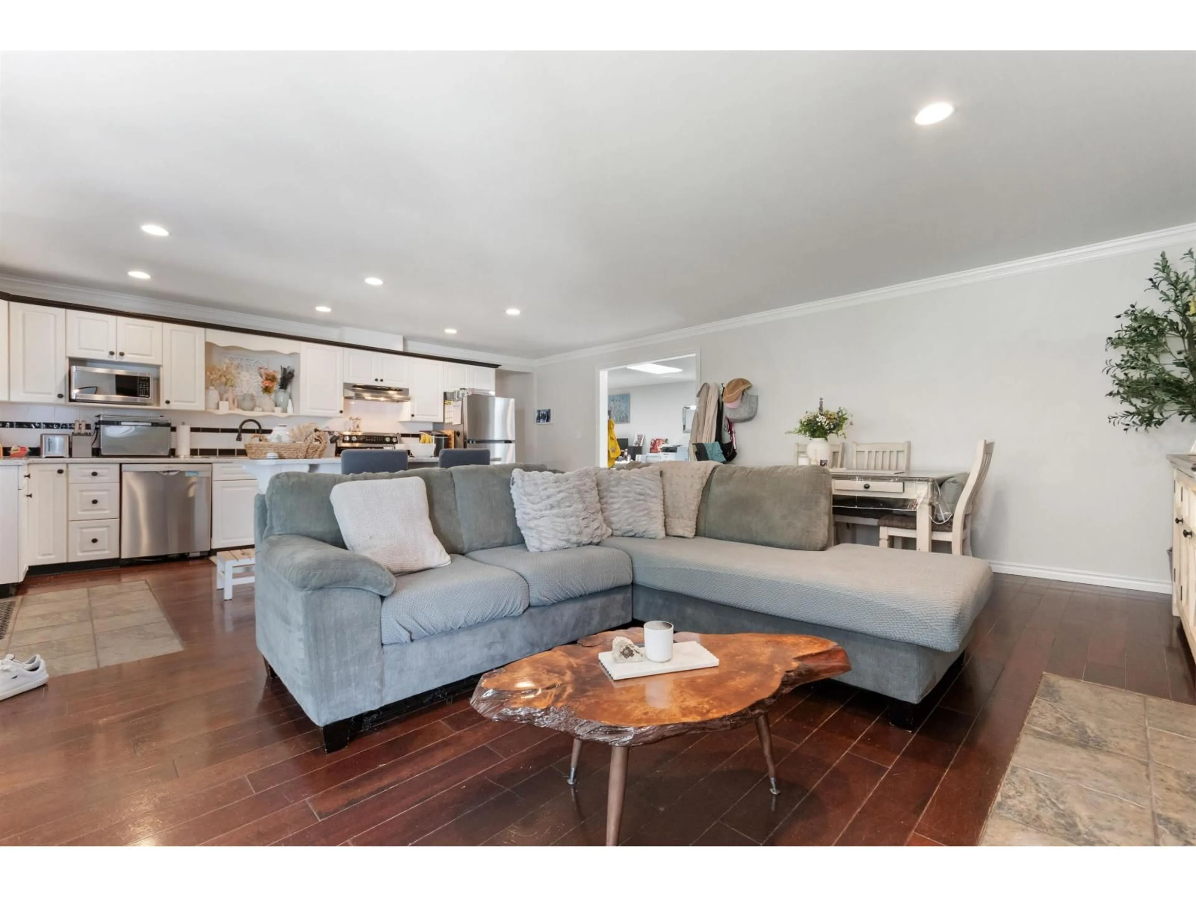 Living room with furniture, wood/laminate floor for 50765 MOUNTVIEW ROAD, Chilliwack British Columbia V4Z1B5