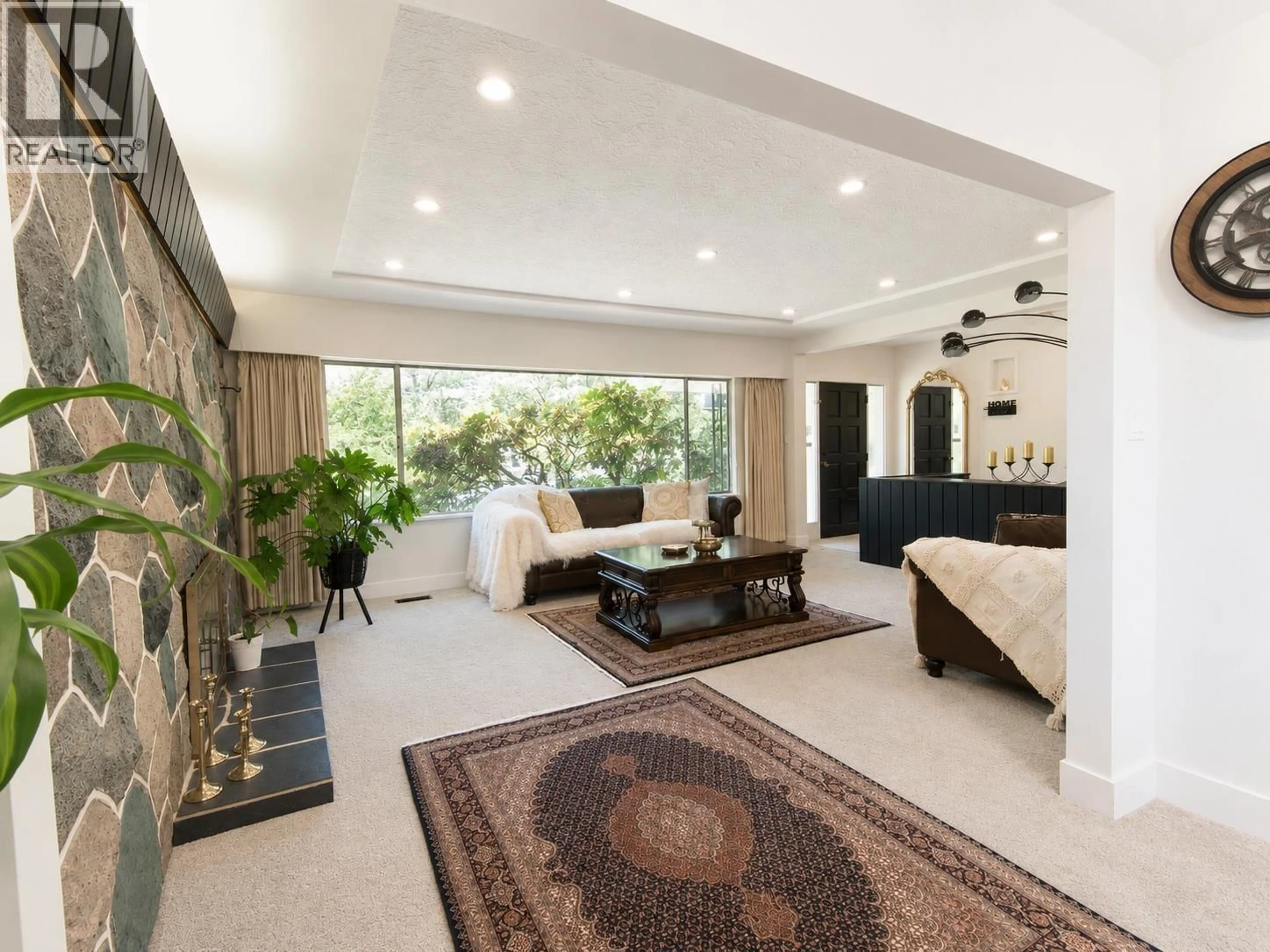 Living room with furniture, carpet floor for 869 CLEMENTS AVENUE, North Vancouver British Columbia V7R2K6
